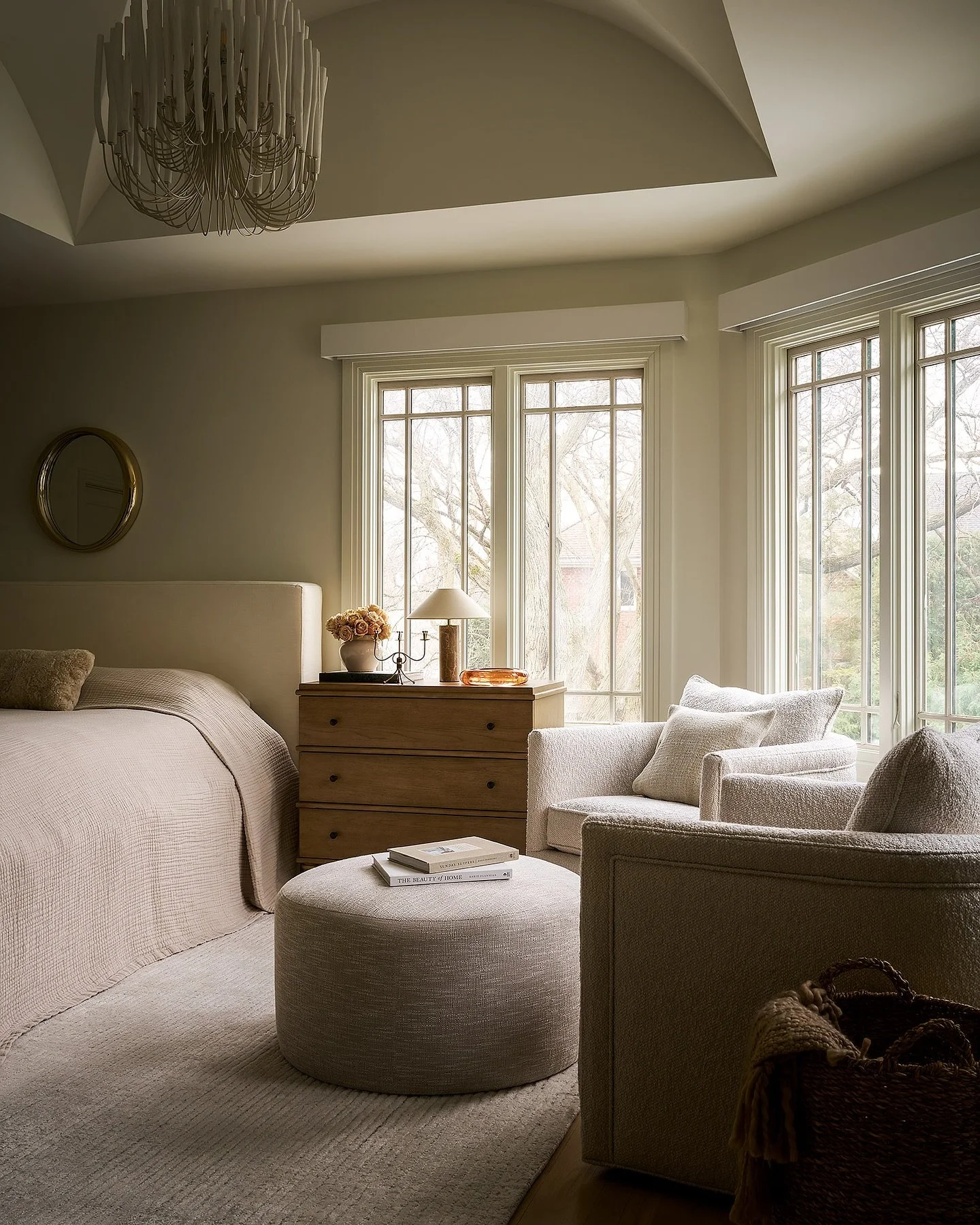 Swipe to see the ceiling detail before we added the stunning groin vault at #clientupdateitall 

Design by @studiow_chicago
Photography by @rymcdon
Styling by @cate.ragan.styling
.
.
.
.
#hinsdale #hinsdalerenovation #renovation #beforeandafter #inte