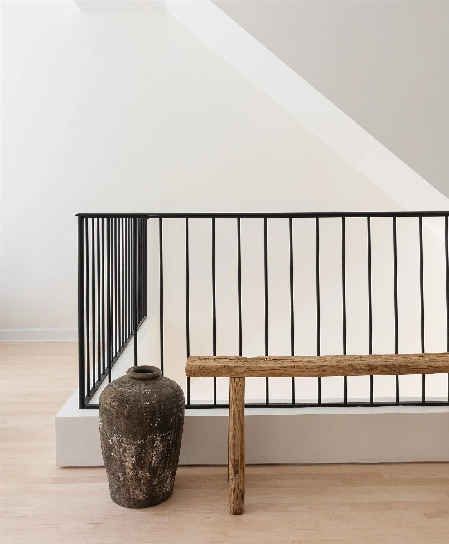 Swipe for the before of the now beautiful railing at #client spreadthelight 

Designed and styled by @studiow_chicago 
Photography by @yandbinteriorsphotography

#StudioWInteriors #chicagorenovation #MidwestDesign #FullServiceDesign #InteriorDesignCh