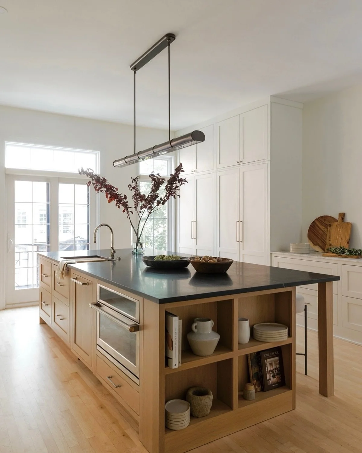 A moody but warm kitchen for our #clientspreadthelight

Designed and styled by @studiow_chicago
Photography by @yandbinteriorsphotography

#StudioWInteriors #chicagorenovation #MidwestDesign #FullServiceDesign #InteriorDesignChicago #StudioWChicago #
