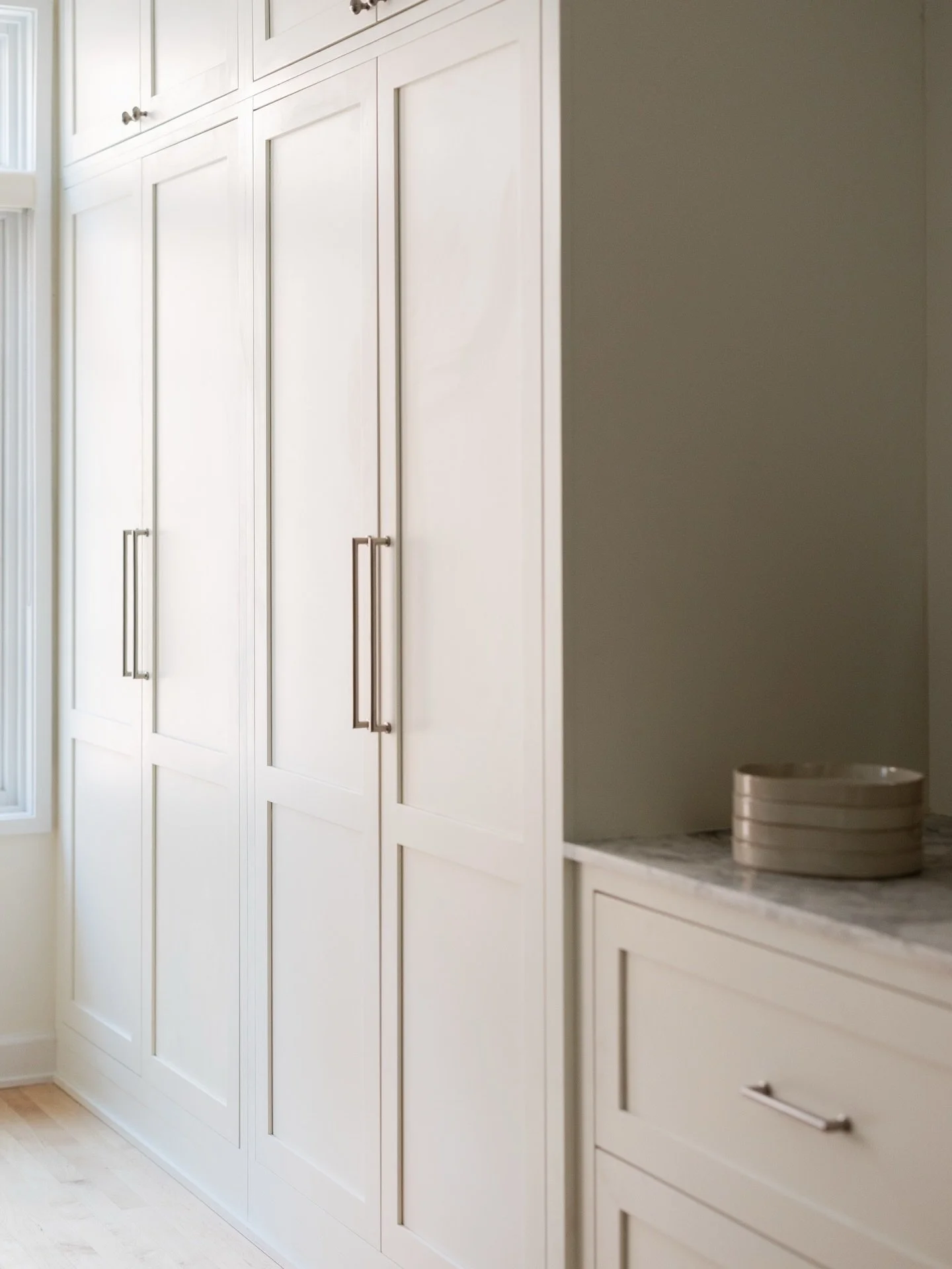 Pantry storage for days at #projectspreadthelight 

Designed and styled by @studiow_chicago
Photography by @yandbinteriorsphotography
.
.
.
.

#StudioWInteriors #StudioWDesign #RenovationReveal
#BeforeAndAfter #BeforeAfterRenovation #WholeHomeRenovat