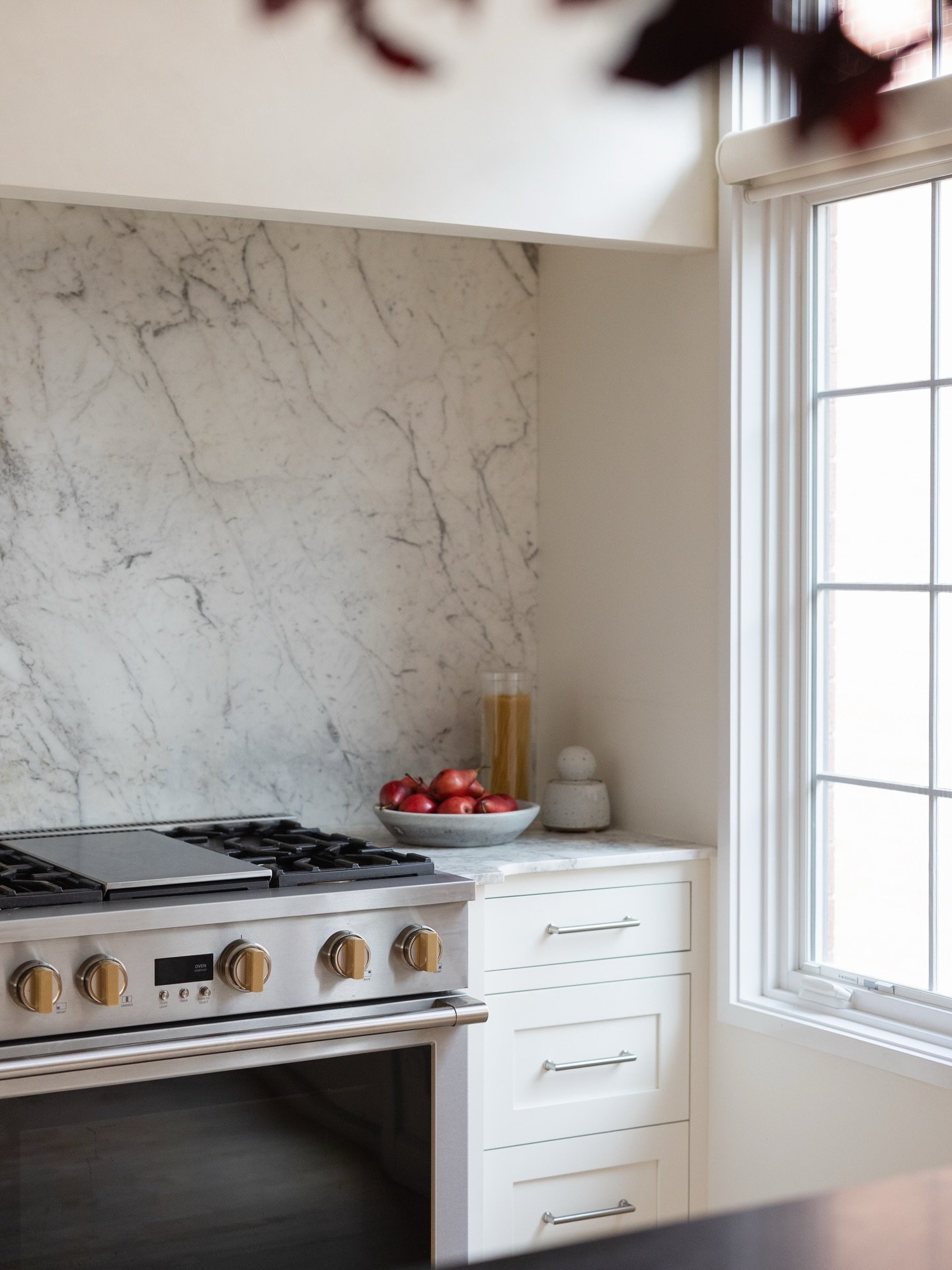 Design is in the details and these are some of mine from the stunning kitchen at #projectspreadthelight 

Designed and styled by @studiow_chicago
Photography by @yandbinteriorsphotography
.
.
.
.

#StudioWInteriors #StudioWDesign #RenovationReveal
#B