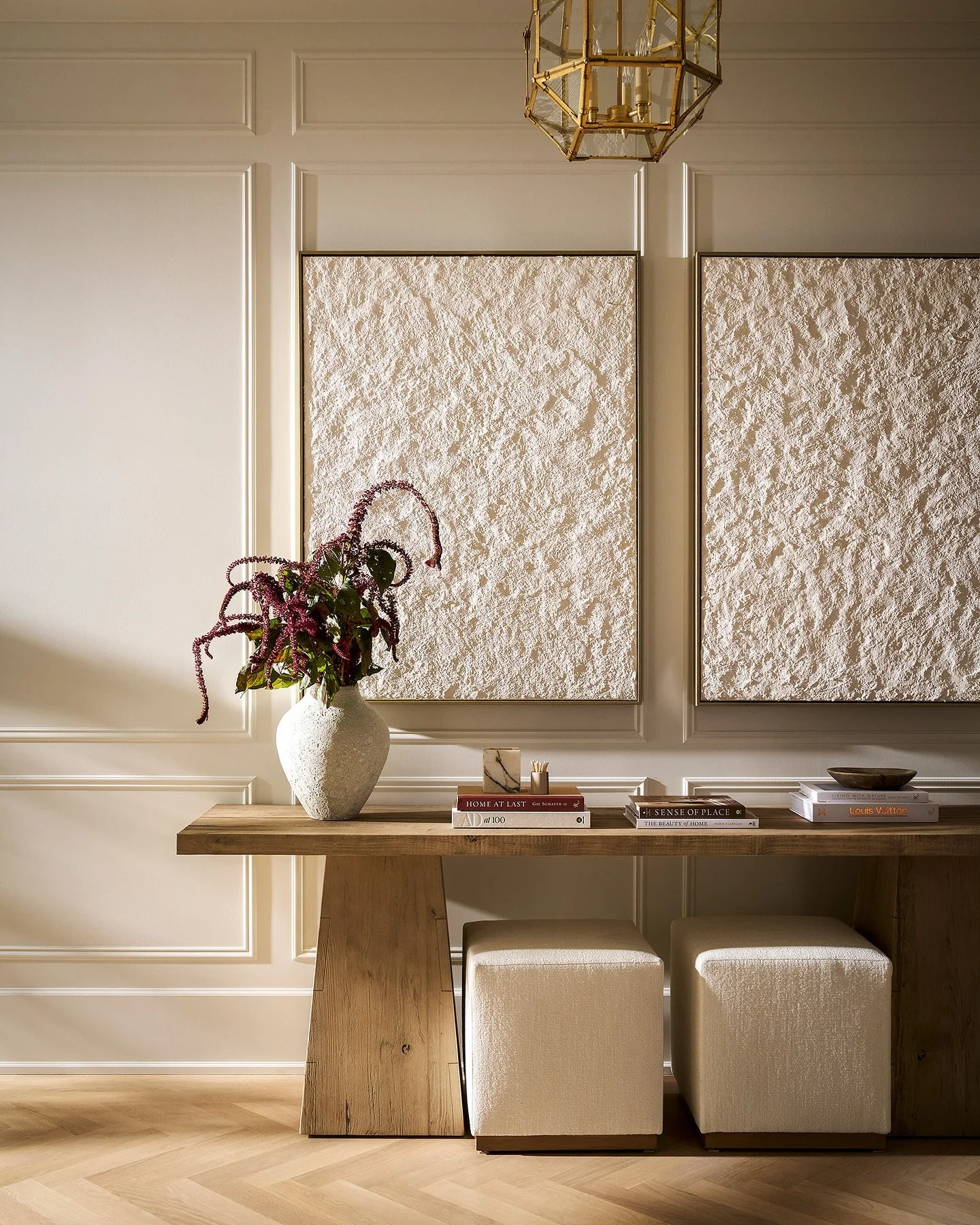 A perfect entry moment at #clientlakeshorecoastal to match the warmth throughout!

Furnishings and styling by @studiow_chicago
Builder Hausen Contractors
Architectural Design @dianesterlingwilson
Photography by @rymcdon

#StudioWInteriors #WilmetteDe