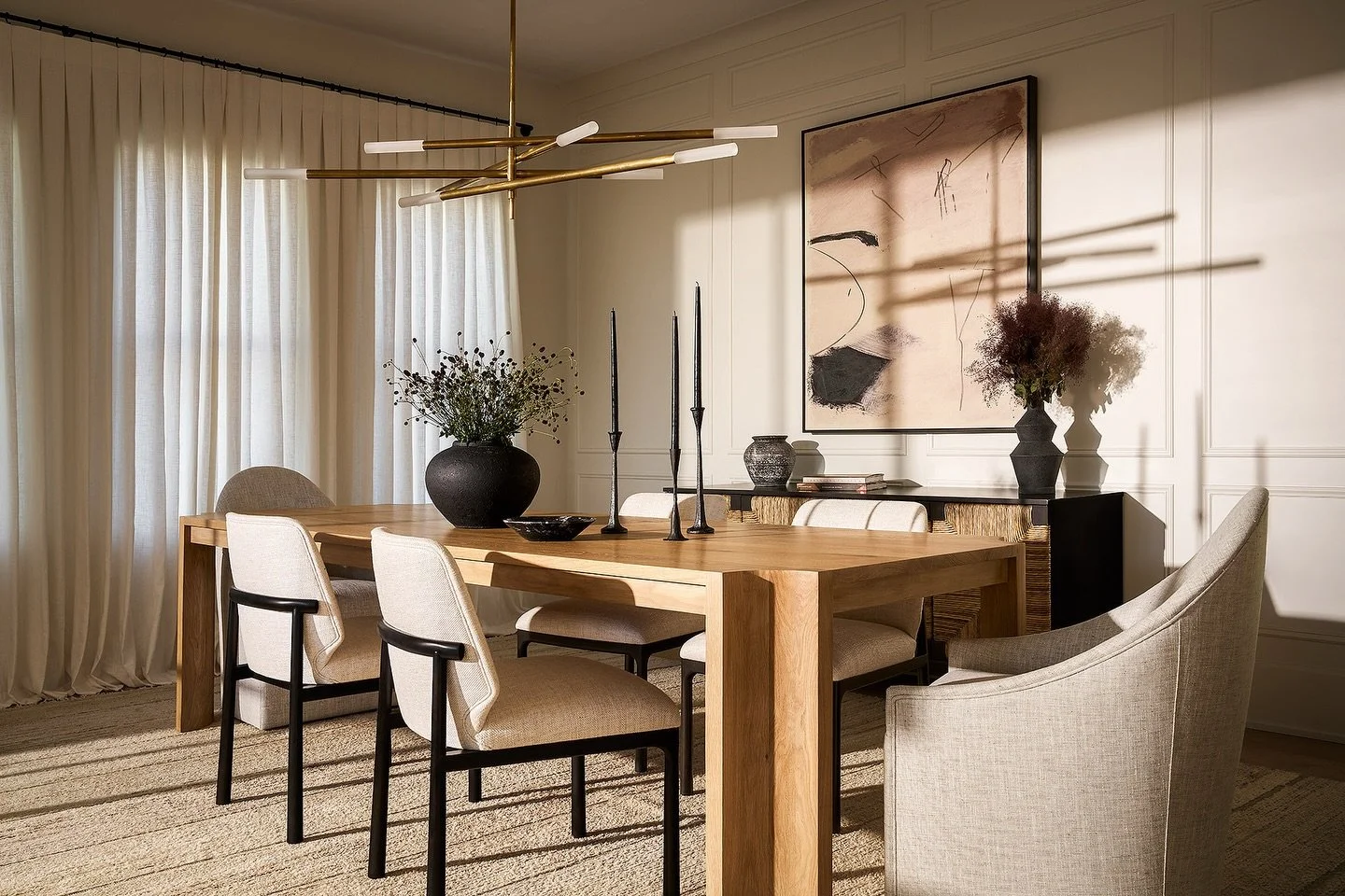 The dining room at #clientlakeshorecoastal is the perfect balance of California vibes and coastal cool. 

Furnishings and styling by @studiow_chicago
Builder Hausen Contractors
Architectural Design @dianesterlingwilson
Photography by @rymcdon

#Studi