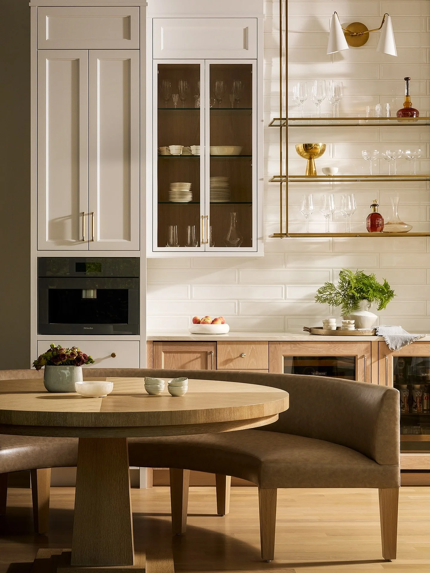 A moment for the most stunning curved custom banquette at #clientlakeshorecoastal

Furnishings and styling by @studiow_chicago
Builder Hausen Contractors
Architectural Design @dianesterlingwilson
Photography by @rymcdon