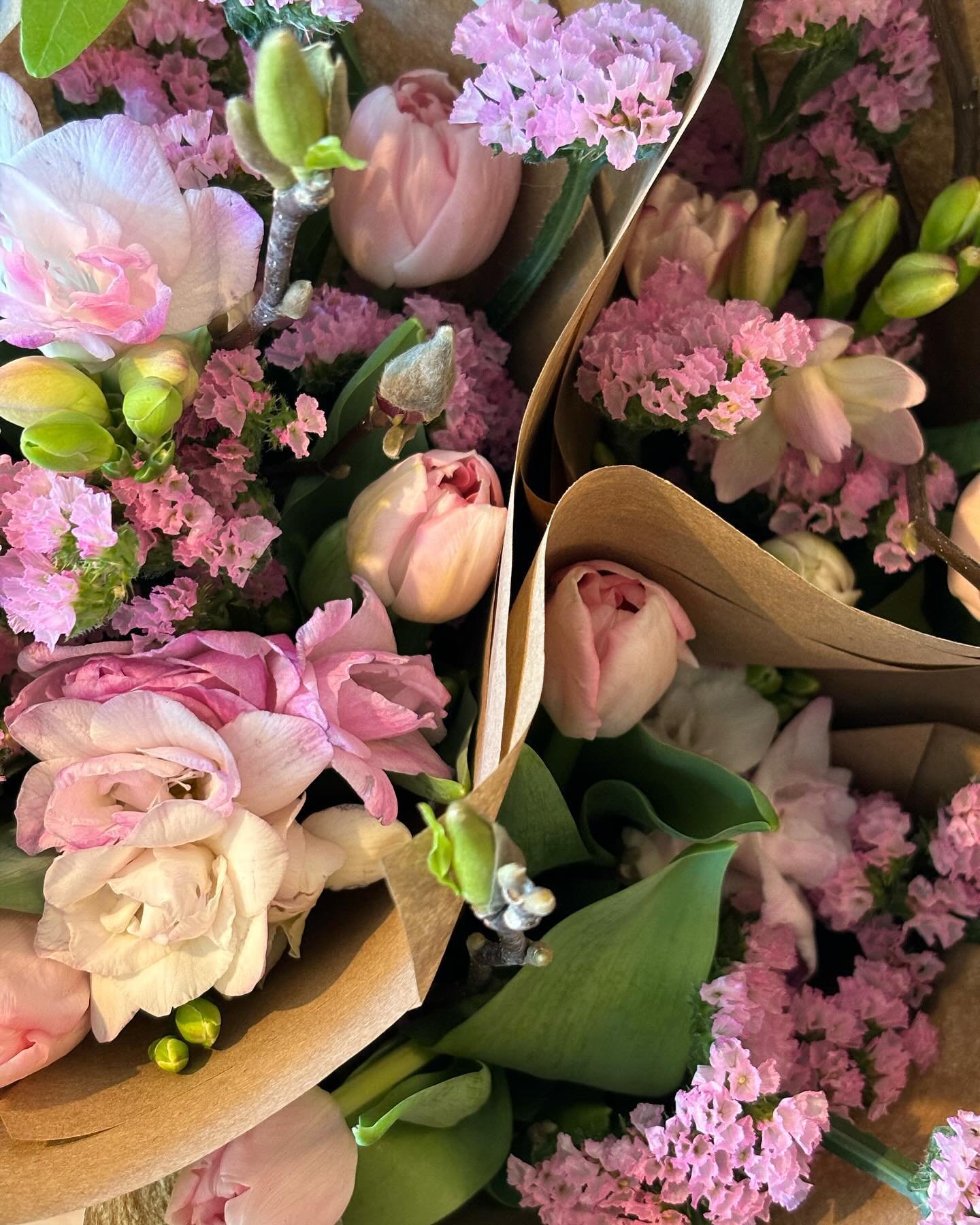 Highlight du vendredi : harmonie de rose b&eacute;b&eacute; dans ces quelques petits bouquets l&eacute;gers ! Tulipe, freesia, branche de magnolia porteuse de bourgeons et statice 🌸 Loooove it 👌 !
Encore 2 dispos pour samedi! -18$

L&rsquo;Abri du 