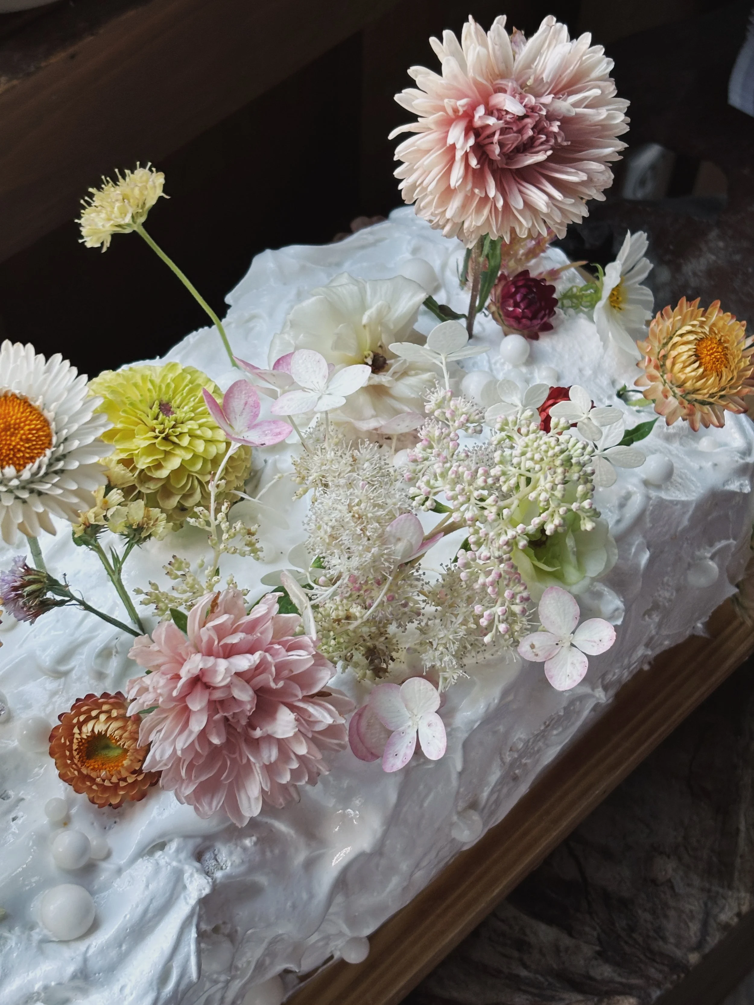labriboutique_gateau_maraige_avec_fleurs_mariage_amelie.jpg