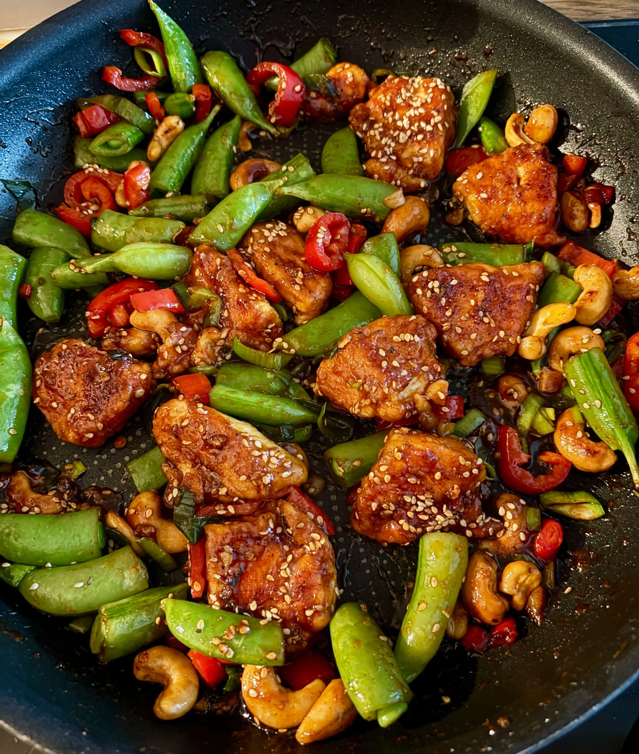 kyllingwok med purre, paprika og sukkererter