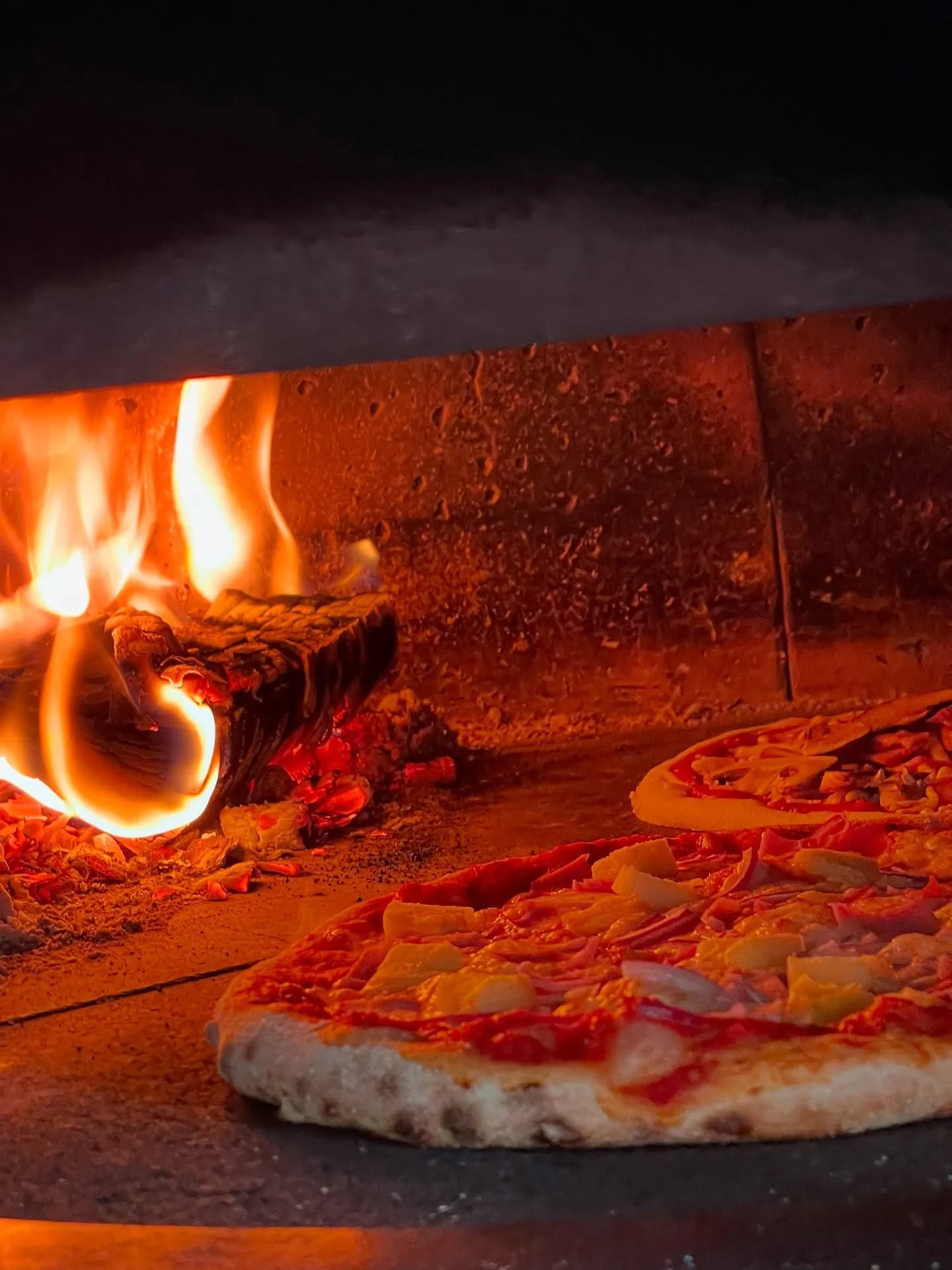 π₯ It’s Pizza Night – and we’re serving up the good stuff! π
The La Bella Mozzarella van is out and ready to feed your pizza cravings with our delicious, wood-fired pizzas.
π Langho FC – we’re here now and serving &l