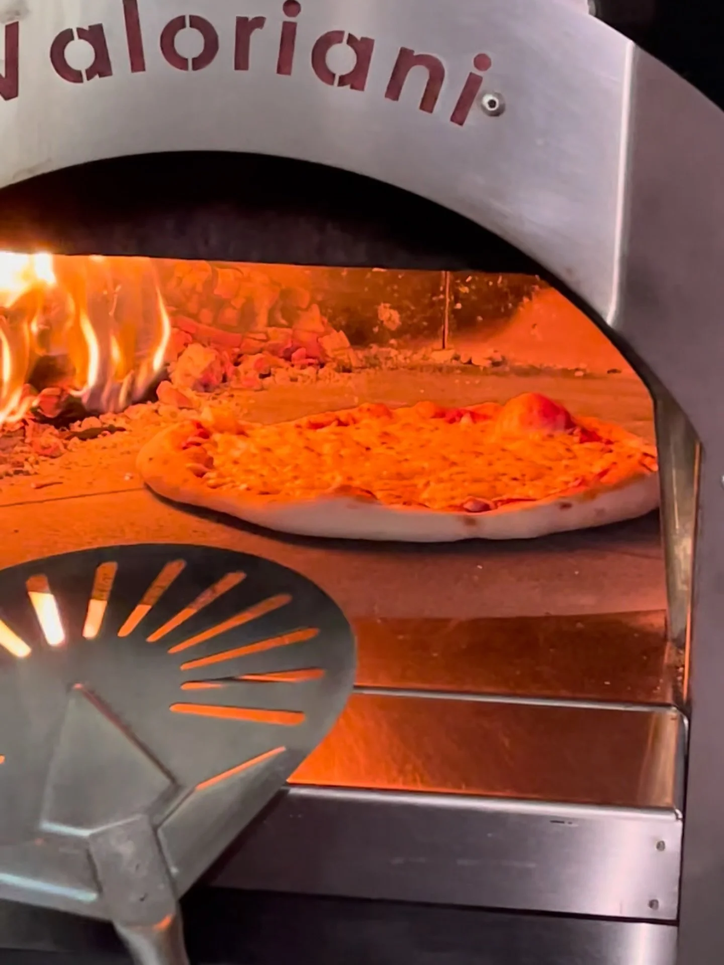 It's pizza time ππ₯
We are looking forward to seeing all our lovely customers this week. 
π@langho_fc  5pm - 8pm Thursday
π @witch.1974 4:30pm- 8pm Friday
Preorder to secure you slot and don't forget your loyalty cards π
#streetfood #pizza #l