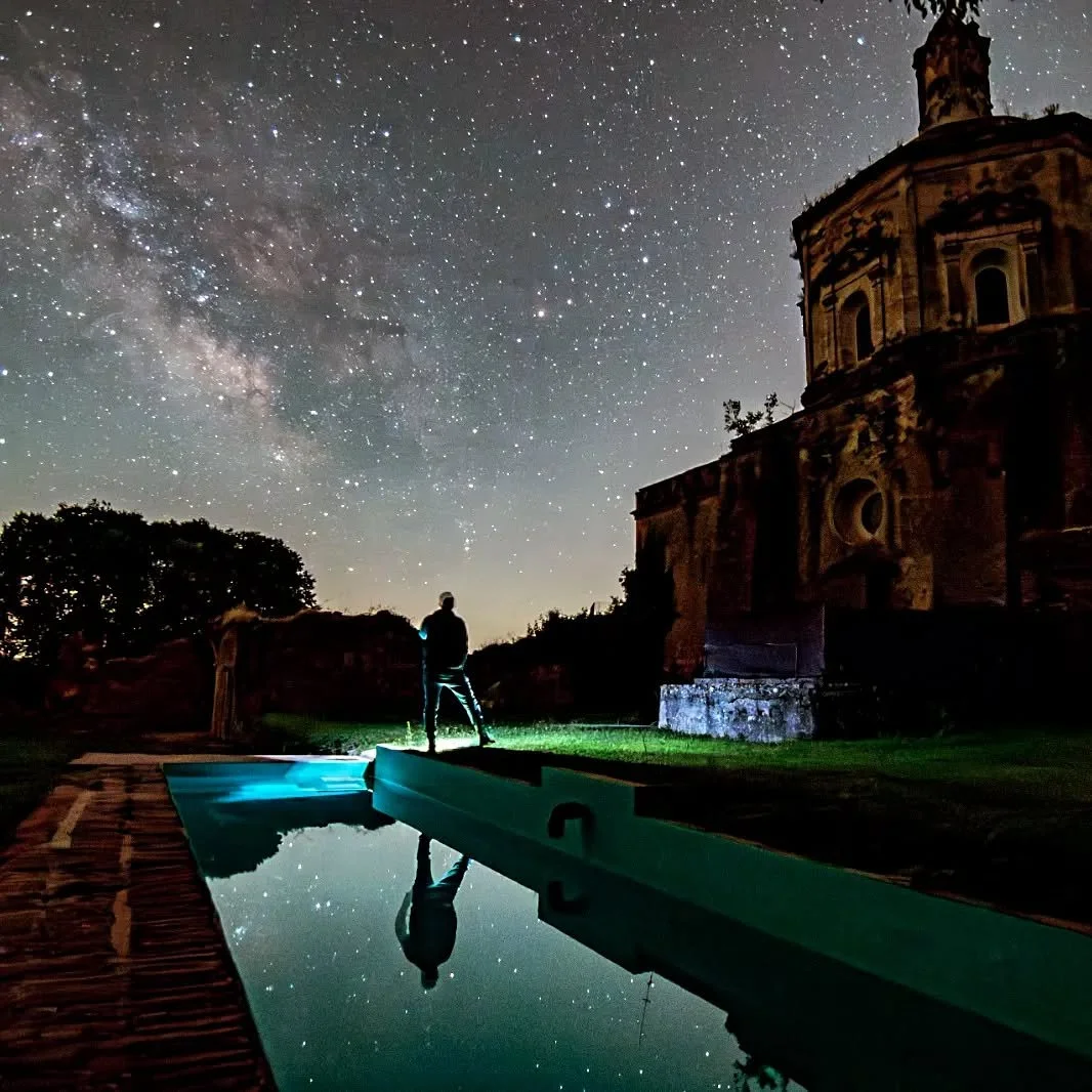 Te proponemos un plan muy apetecible en AGOSTO 

Ver la Lluvia de Estrellas (L&aacute;grimas de San Lorenzo) desde nuestra explanada verde en el monasterio @cartujadecazalla 
A 75 mins de Sevilla, en la Sierra Morena ( norte) a 3 kms del bonito puebl