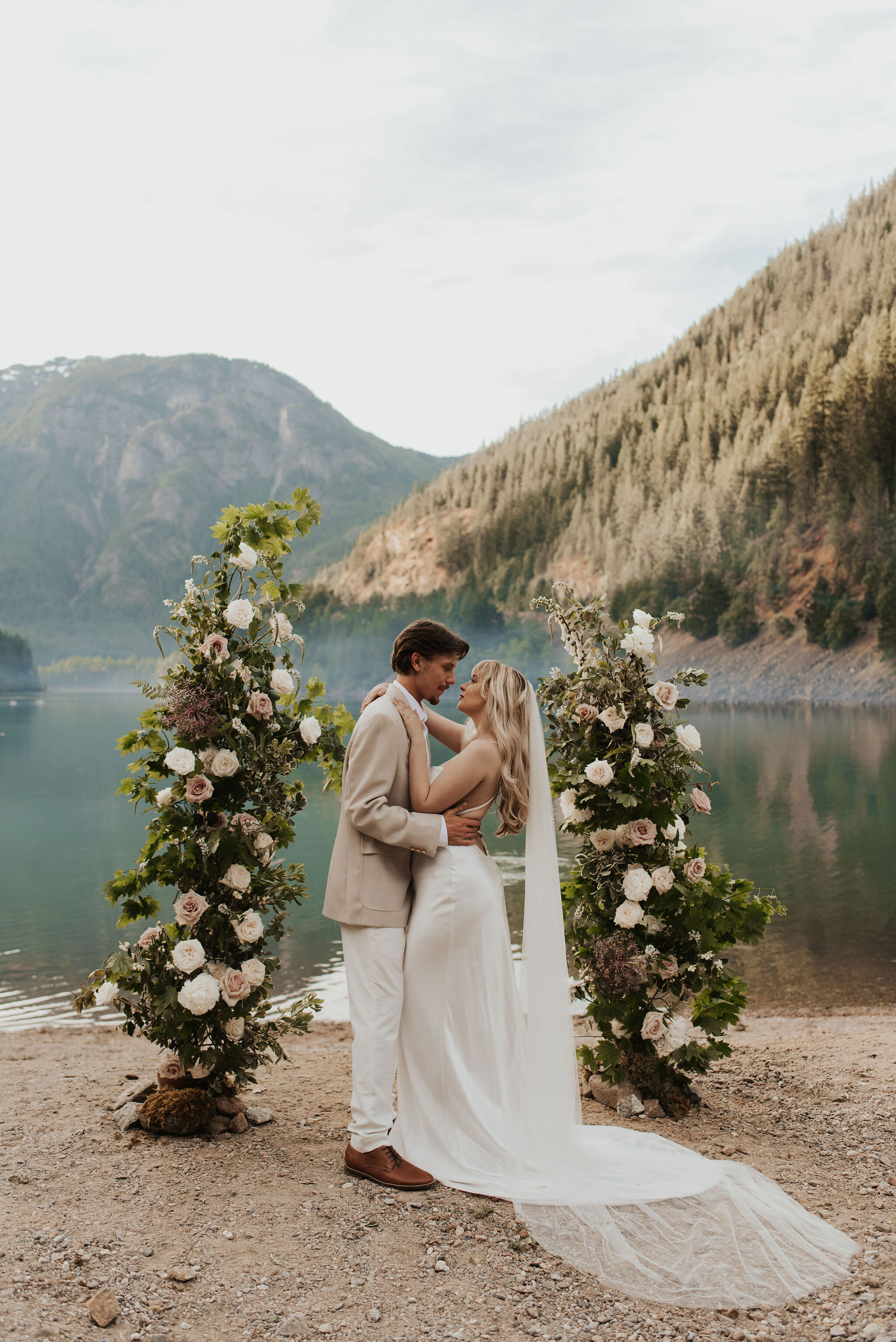 The-Label-Sloan-Wedding-Dress-North-Cascades-Elopement-02.jpg