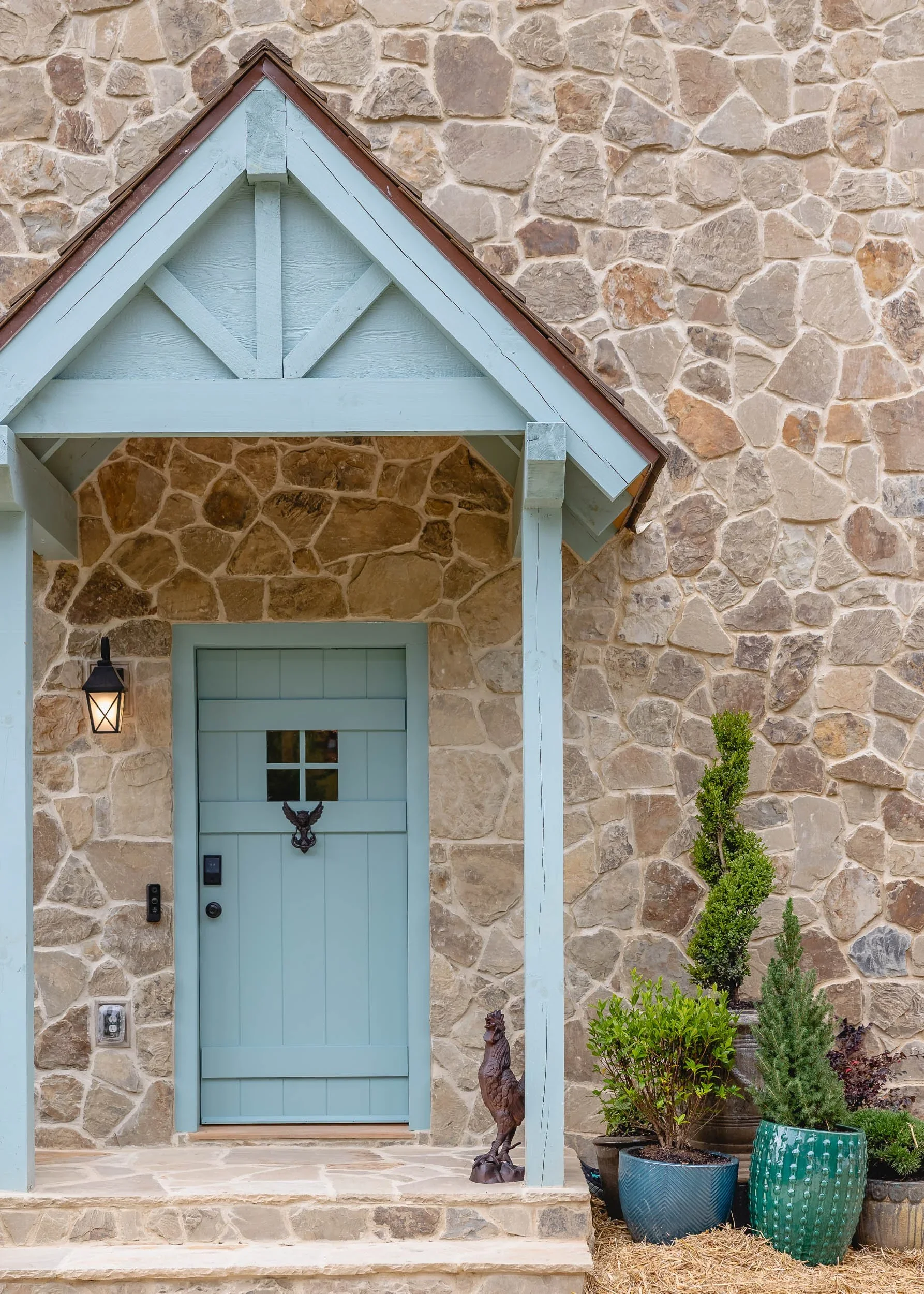 front-entry-rustic-farmhouse-calabasas-los-angeles-retreat.webp