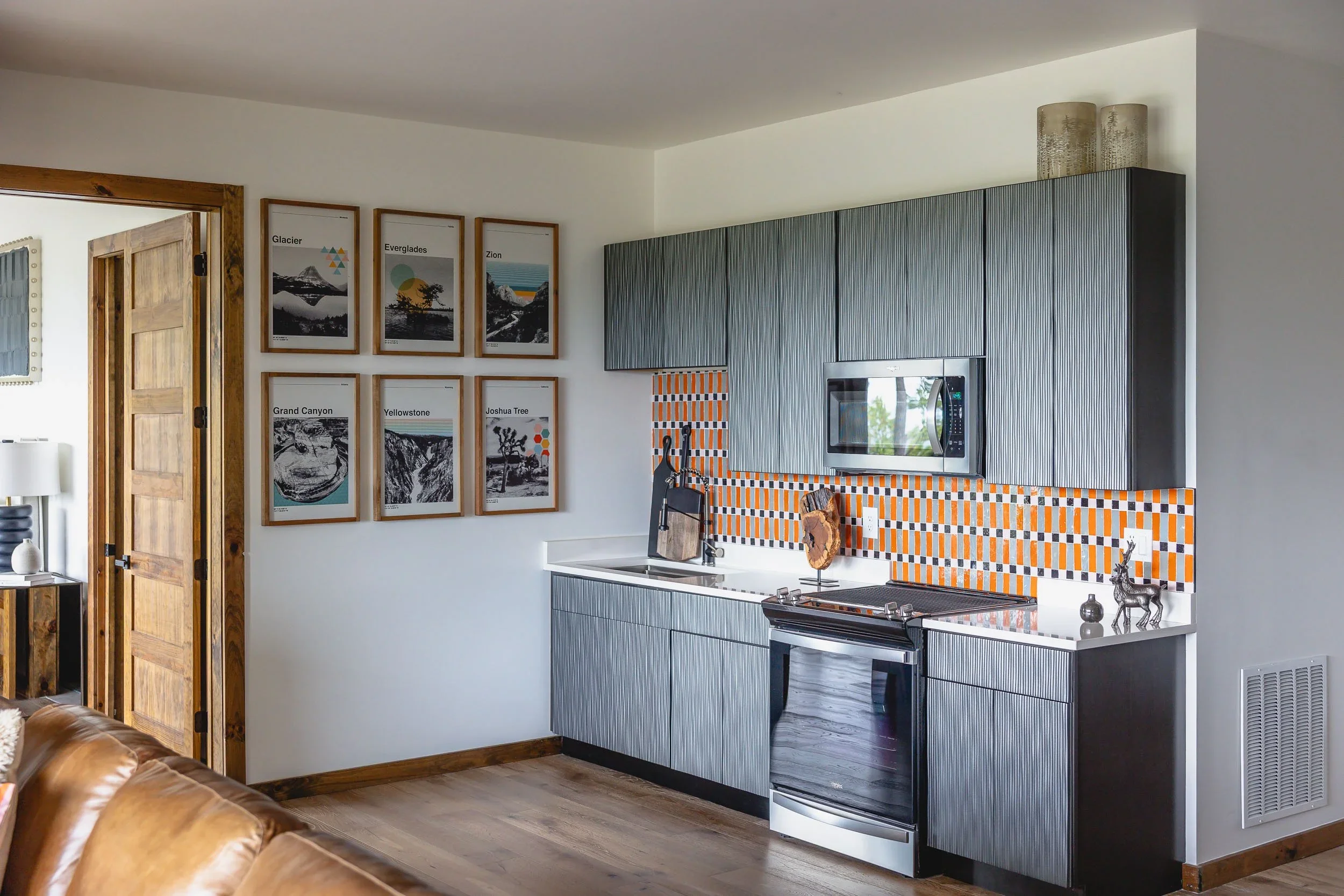 kitchenette-modern-rustic-hidden-hills-california.webp