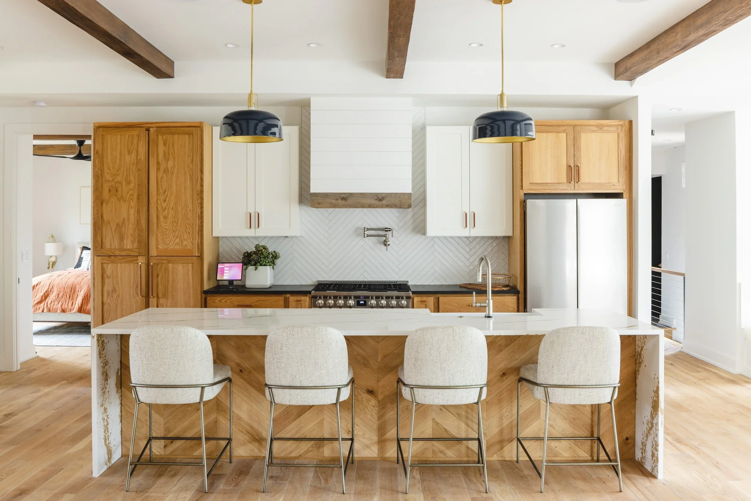 kitchen-transitional-modern-brentwood-los-angeles-home.webp
