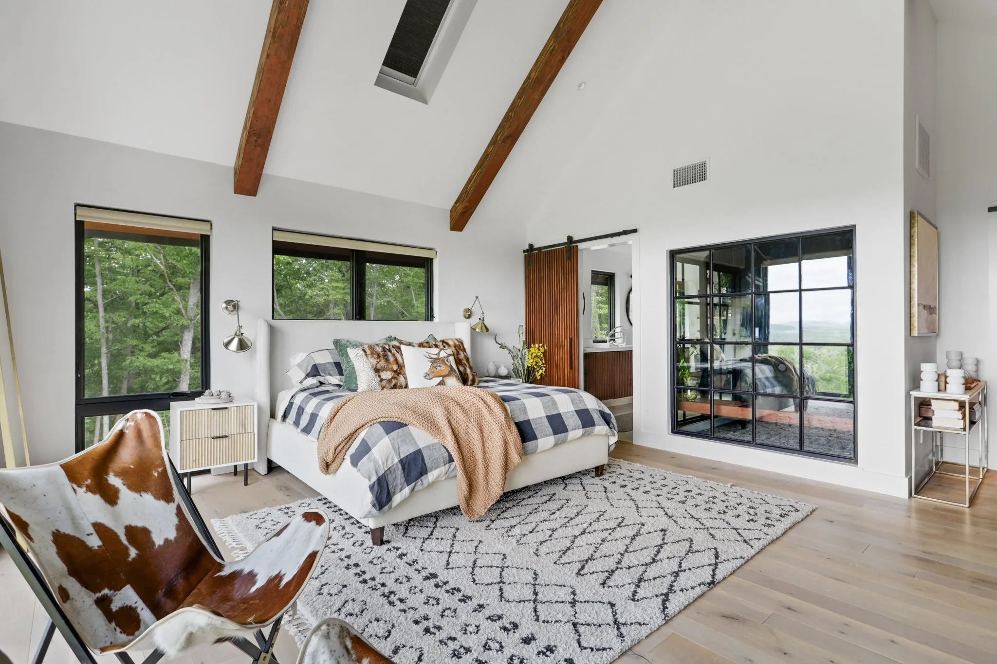 bedroom-modern-rustic-hollywood-hills-los-angeles.webp