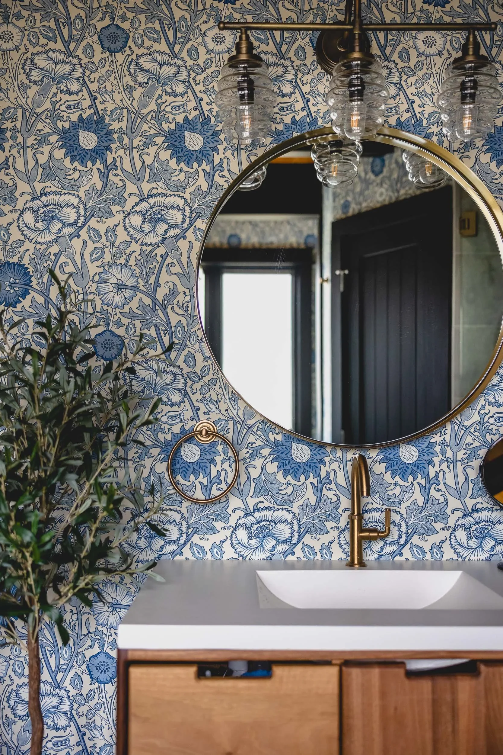 wallpaper-bathroom-detail-eclectic-modern-pacific-palisades-los-angeles-interior-design.webp