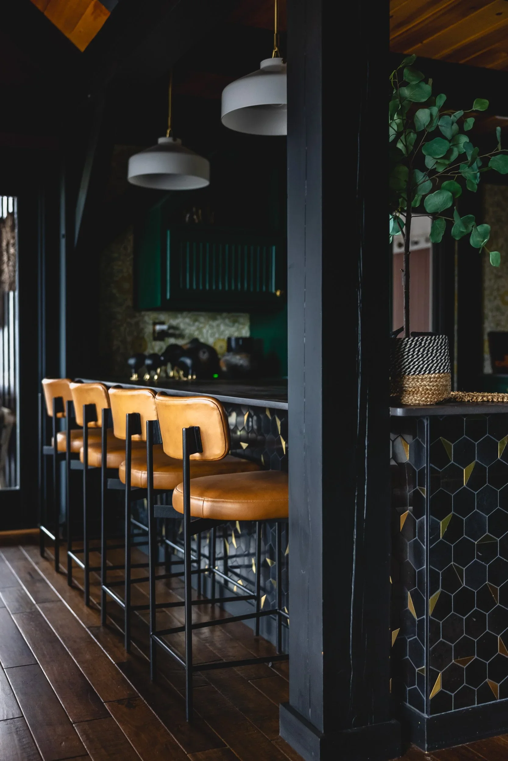 wet-bar-moody-eclectic-hidden-hills-california.webp