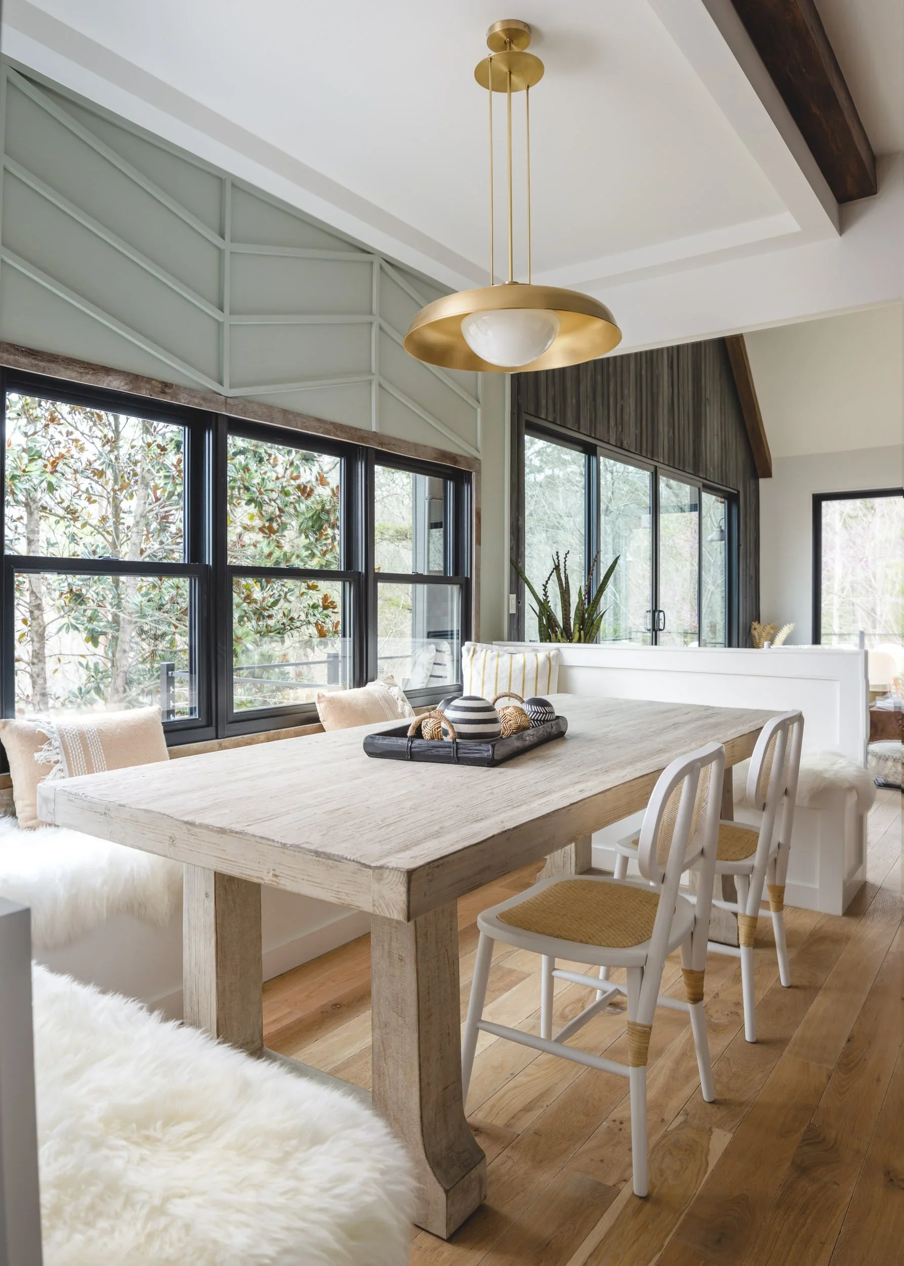 sitting-room-organic-modern-brentwood-los-angele.webp