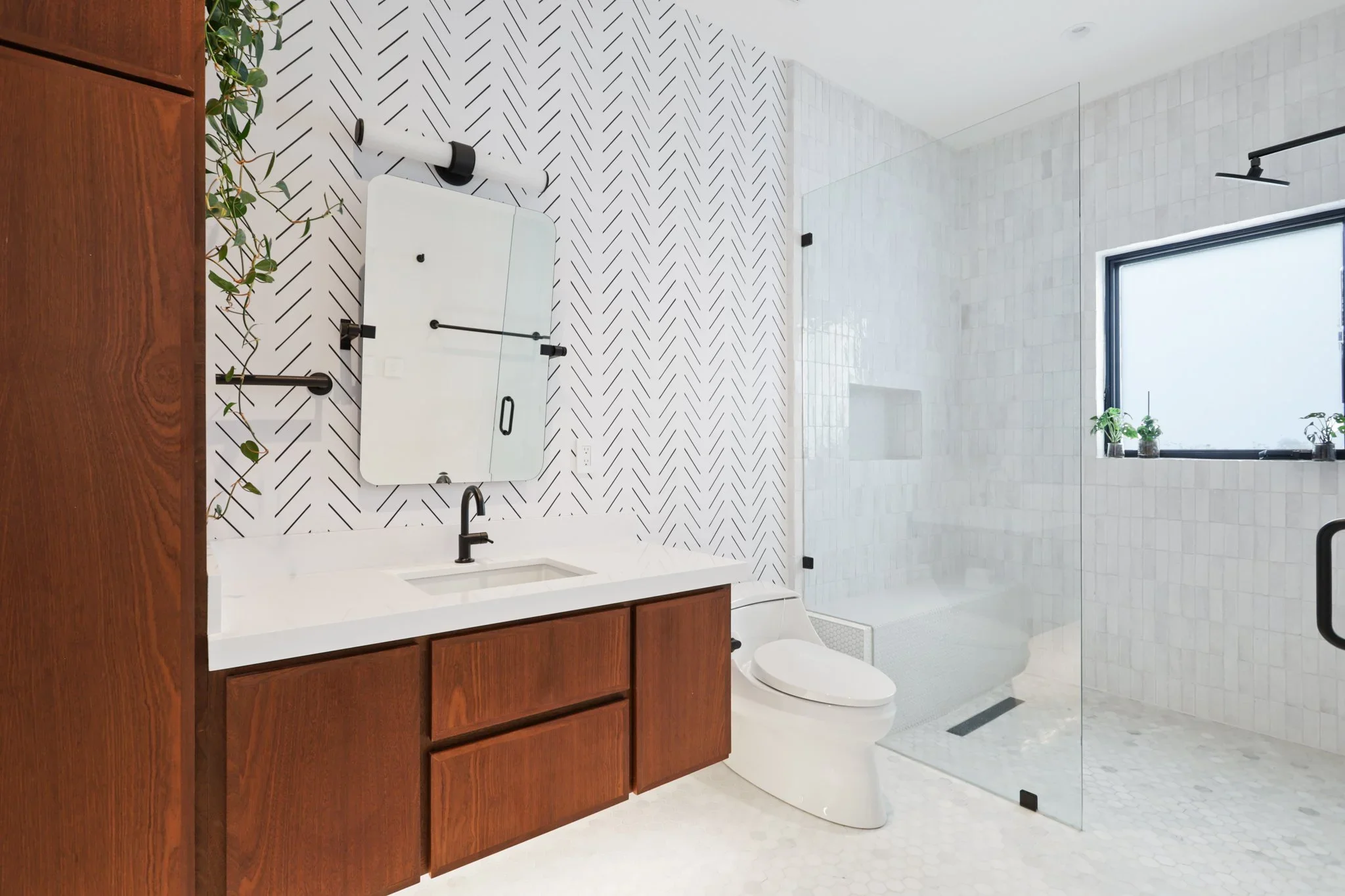 bathroom-modern-minimalist-bel-air-home.webp
