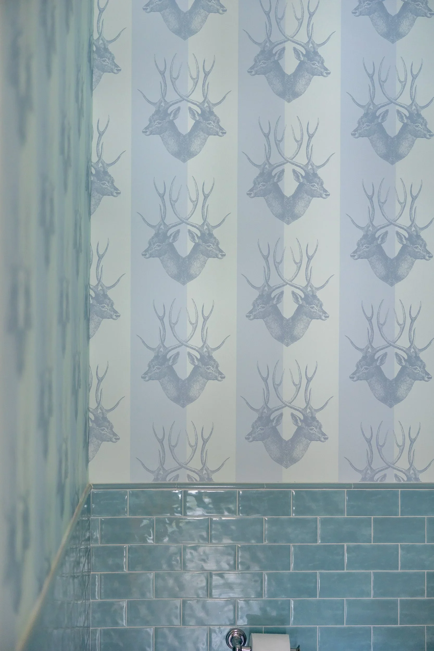 wallpaper-bathroom-modern-eclectic-brentwood-los-angeles-interior-design.webp