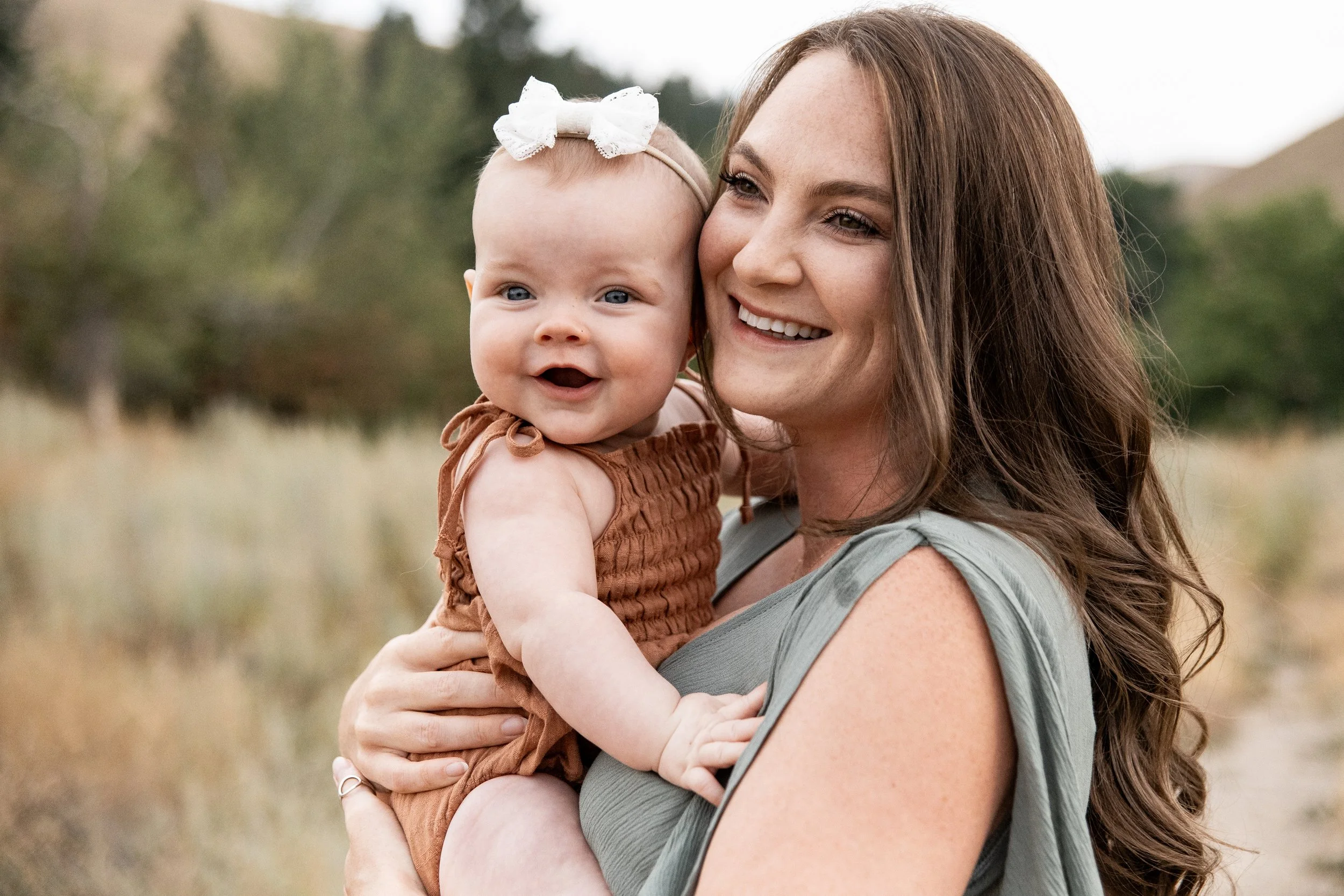 Montana family photographer offering field family sessions in Missoula, creating candid, timeless photos in beautiful outdoor landscapes.