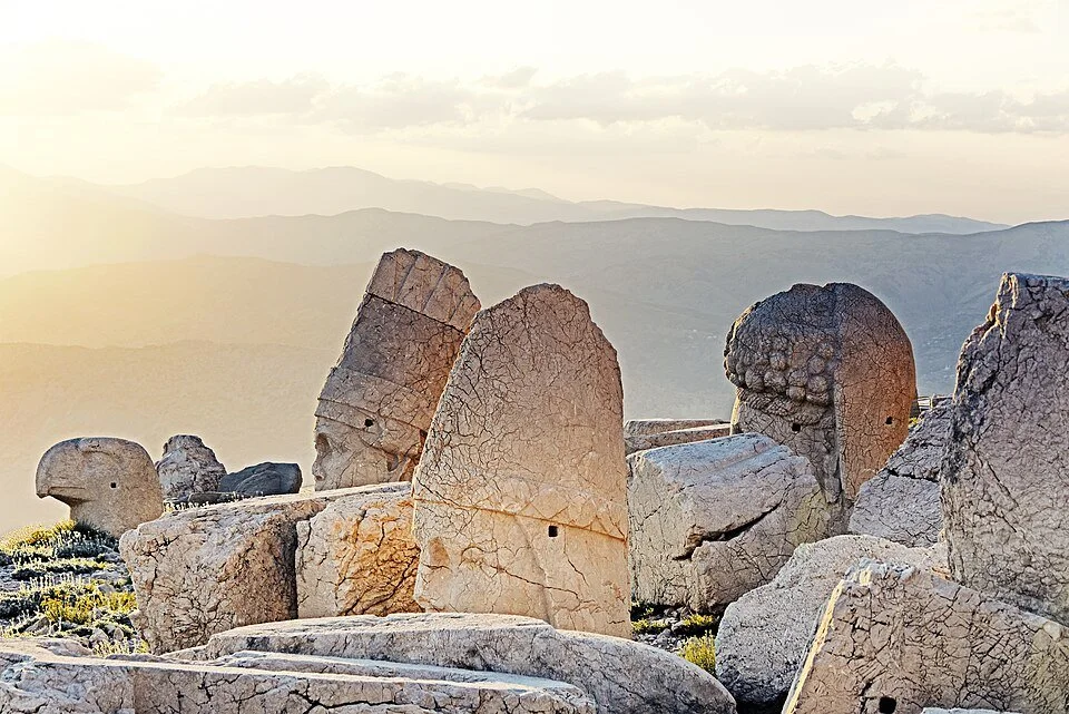 THE VISIBLE GODS OF MOUNT NEMRUT: The Astro-Ethnography of a Hellenistic Ritual Landscape