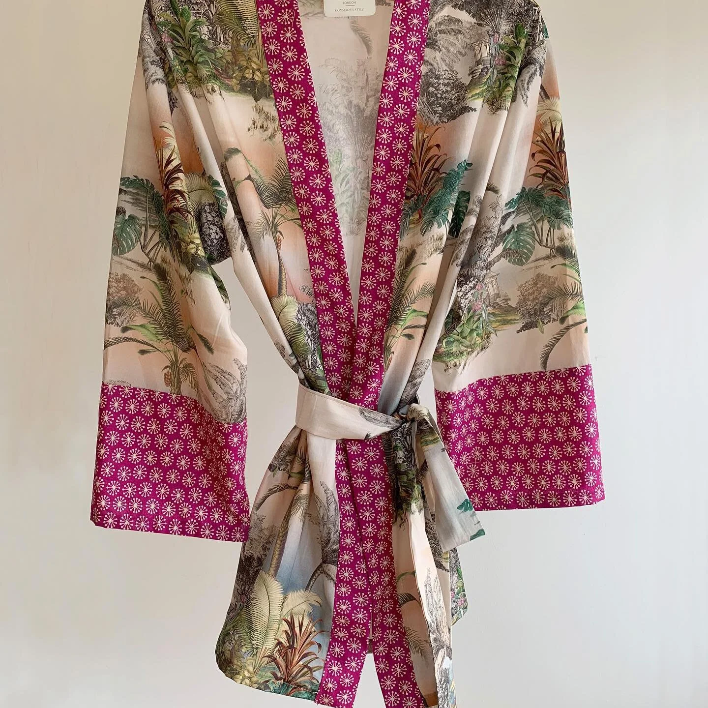 Loose fitting short kimono in eco-sustainable beautiful cotton pesante. Can be worn as lounge wear or with camisole and jeans for everyday wear. 

Perfectly made by us. 

Available in our Etsy shop. Click on bio. 

#kimono #shortkimono #ecokimono #et