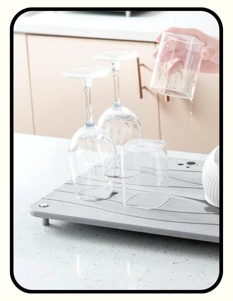Diatomaceous earth dish drying mat with raised metal feet for airflow