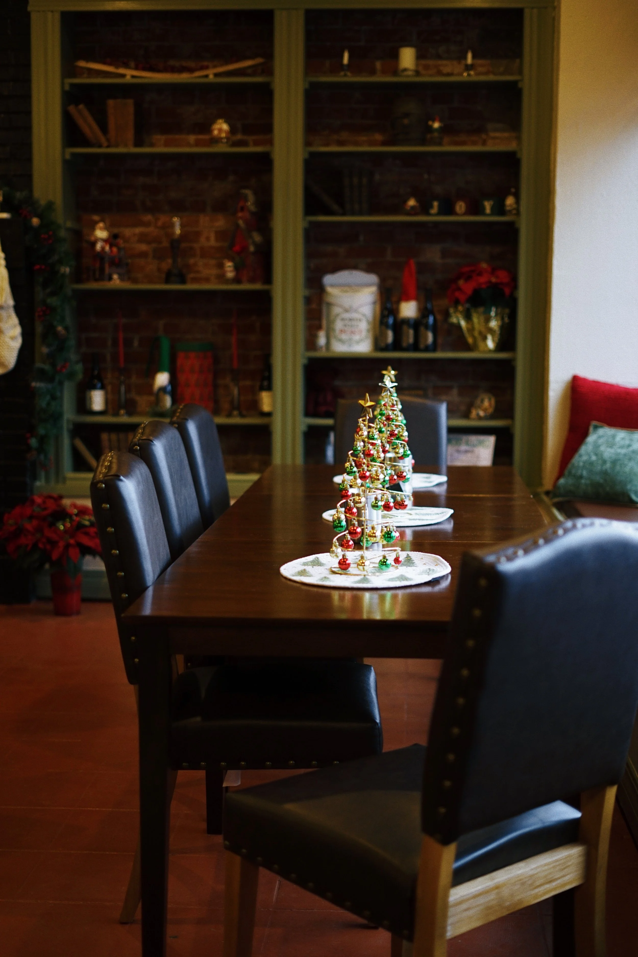 McMinnville Tasting Room — Dundee Wine Library