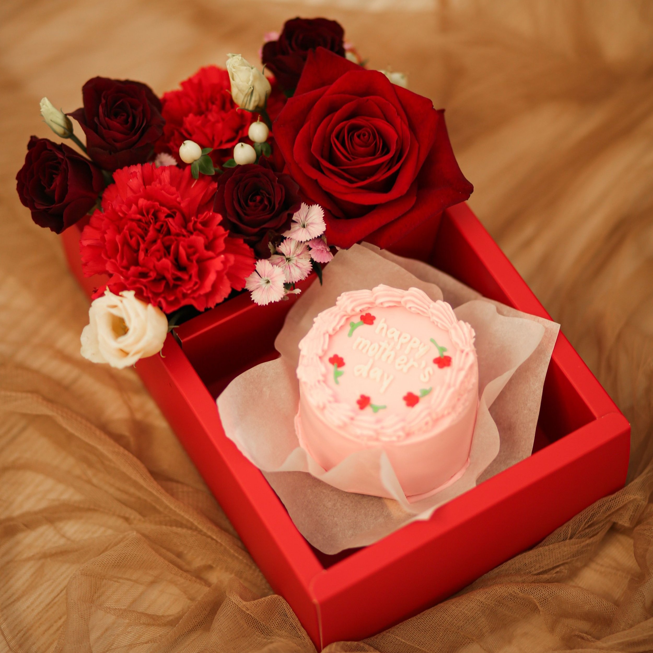 3-inch red velvet flavored lunch box cake w/ Happy Mother Day’s wording + fresh mix of roses & carnations
Box Dimension: 26.5 X 18.5 X 10 cm Box
Delivery Fee $15