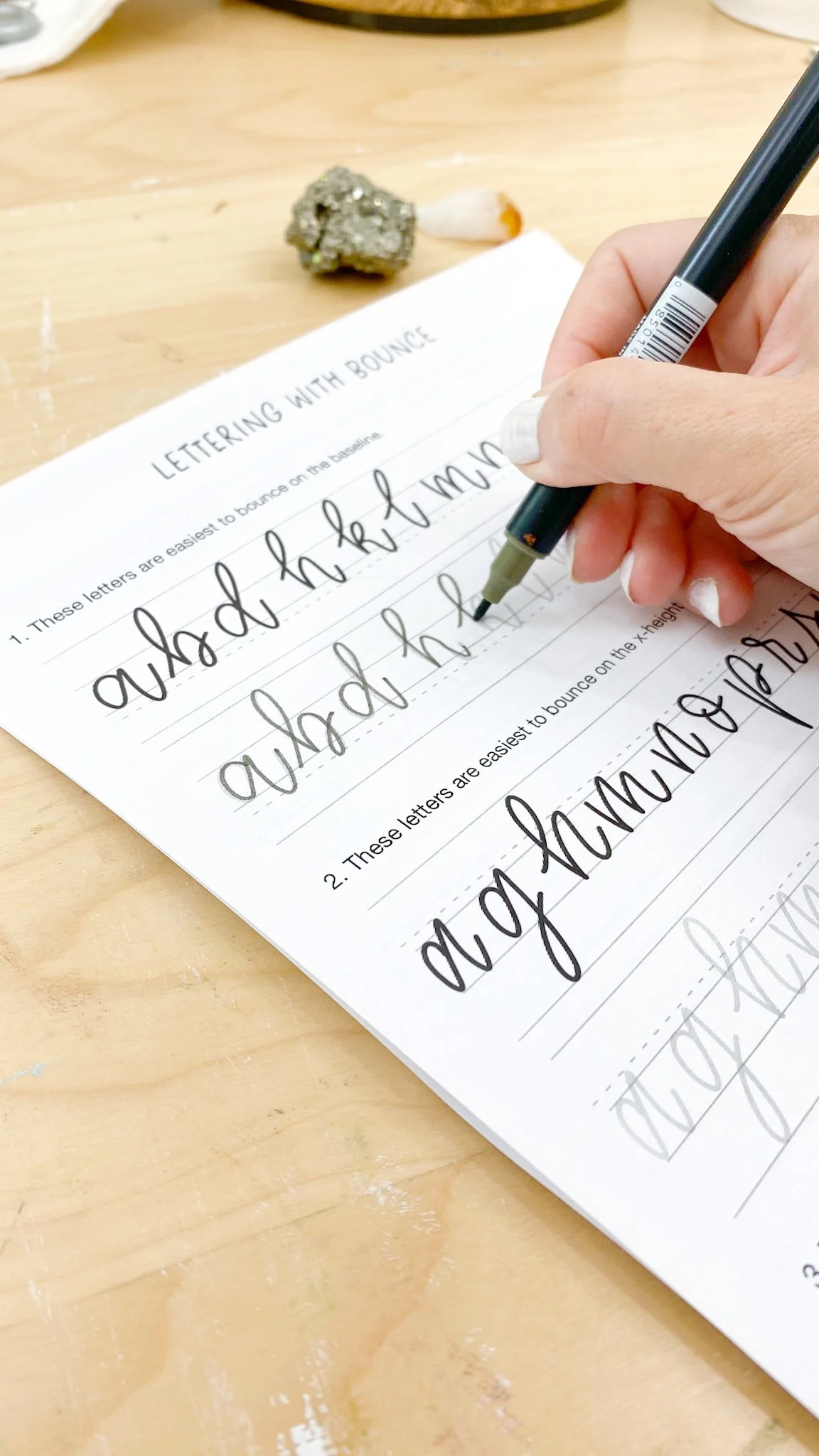 Learn how to bounce those lettering while brush lettering, practice ...