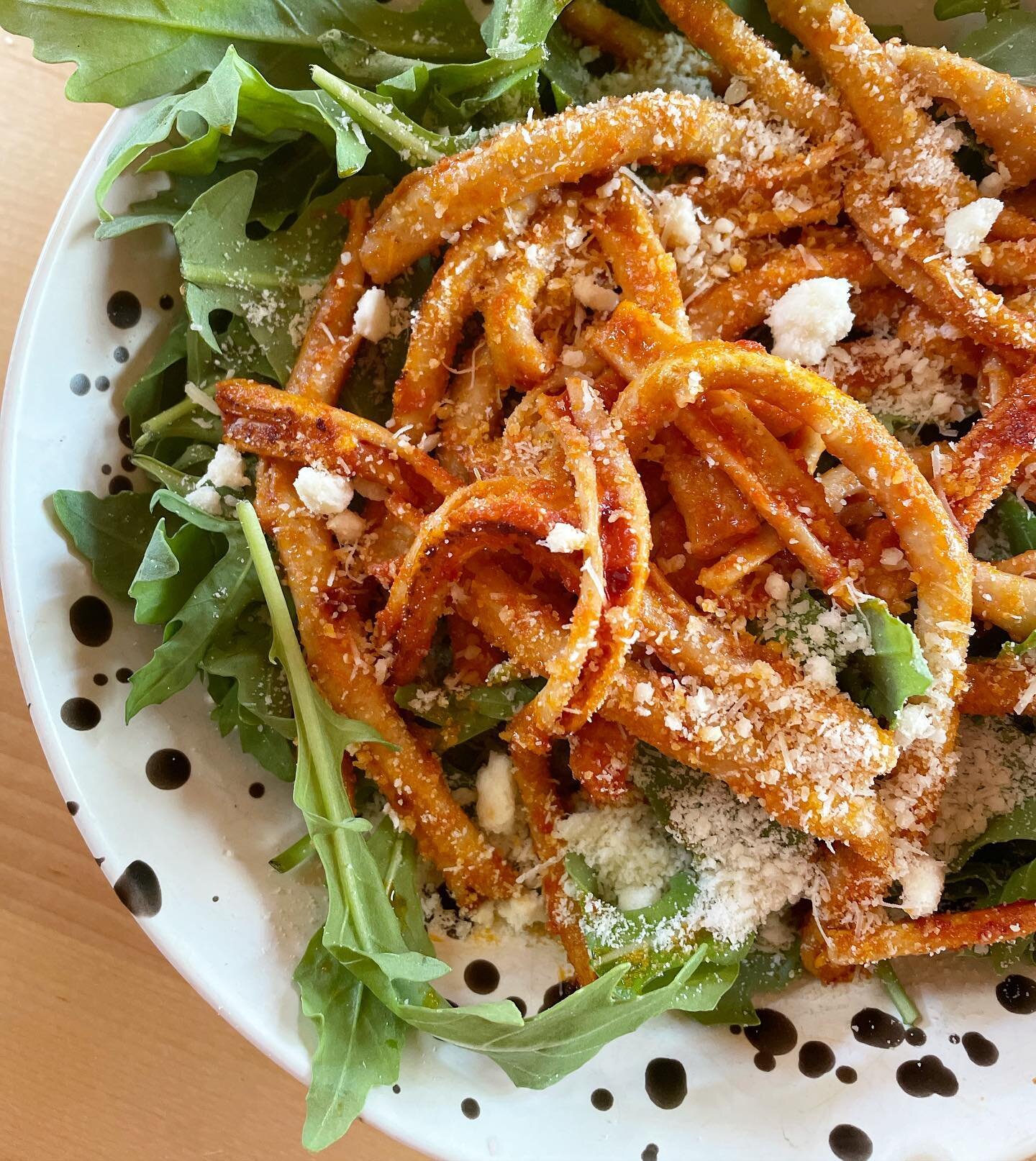 My kind of salad. Pan-fried maccheroni al ferretto over arugula. 🍝 🥗