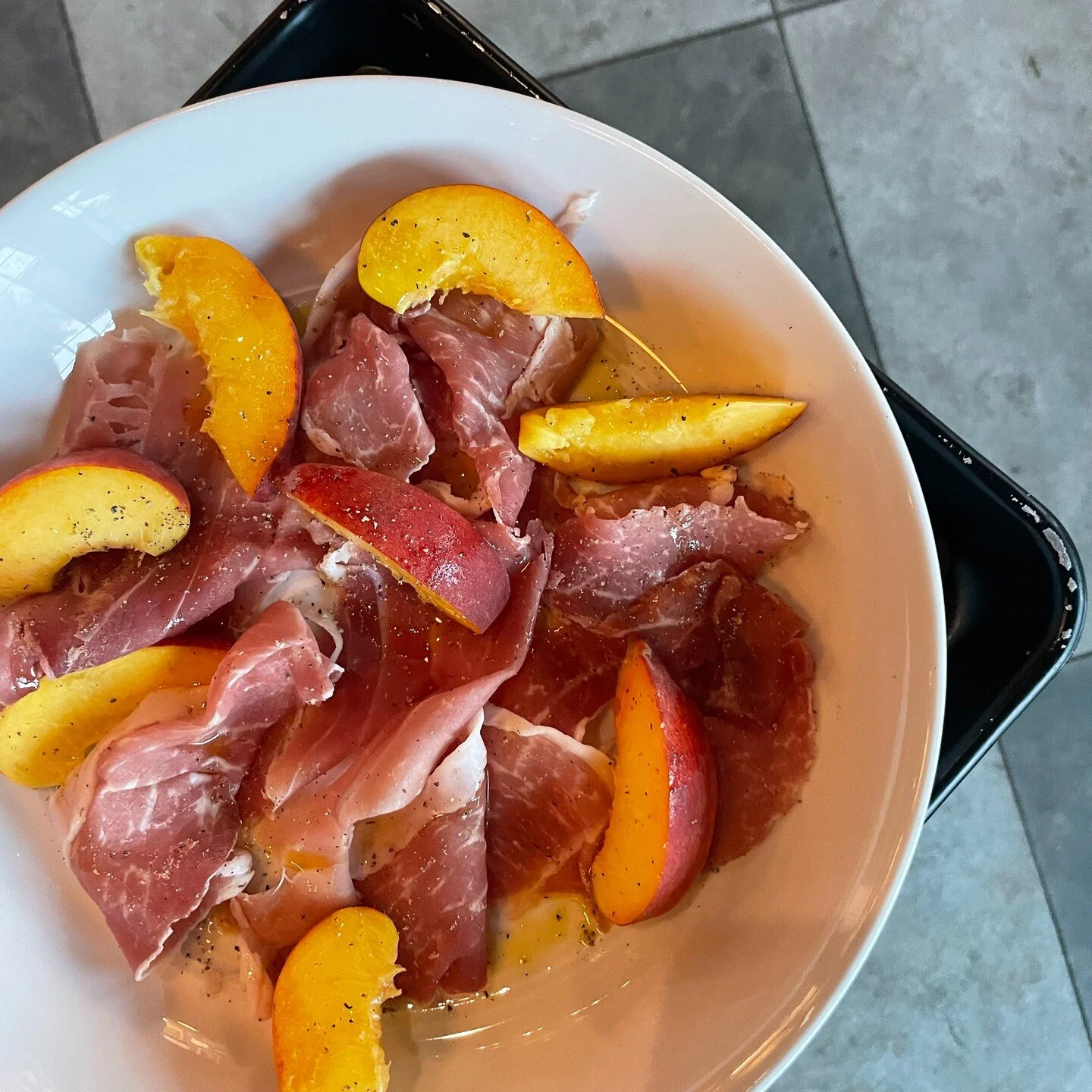 peach and prosciutto to celebrate these summer days @shulerpeachcompany @sandanieledop 🔥🔥🔥