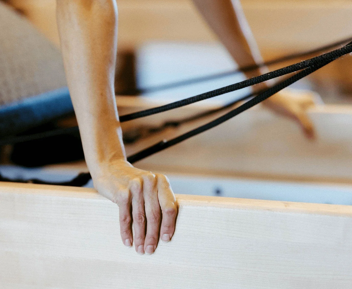 A common complaint among clients during all-fours exercises: wrist pain. 😣  We've all experienced it before to some extent, &amp; depending on many factors such as age, bone density, core strength &amp; positioning it can actually be reduced. And wh