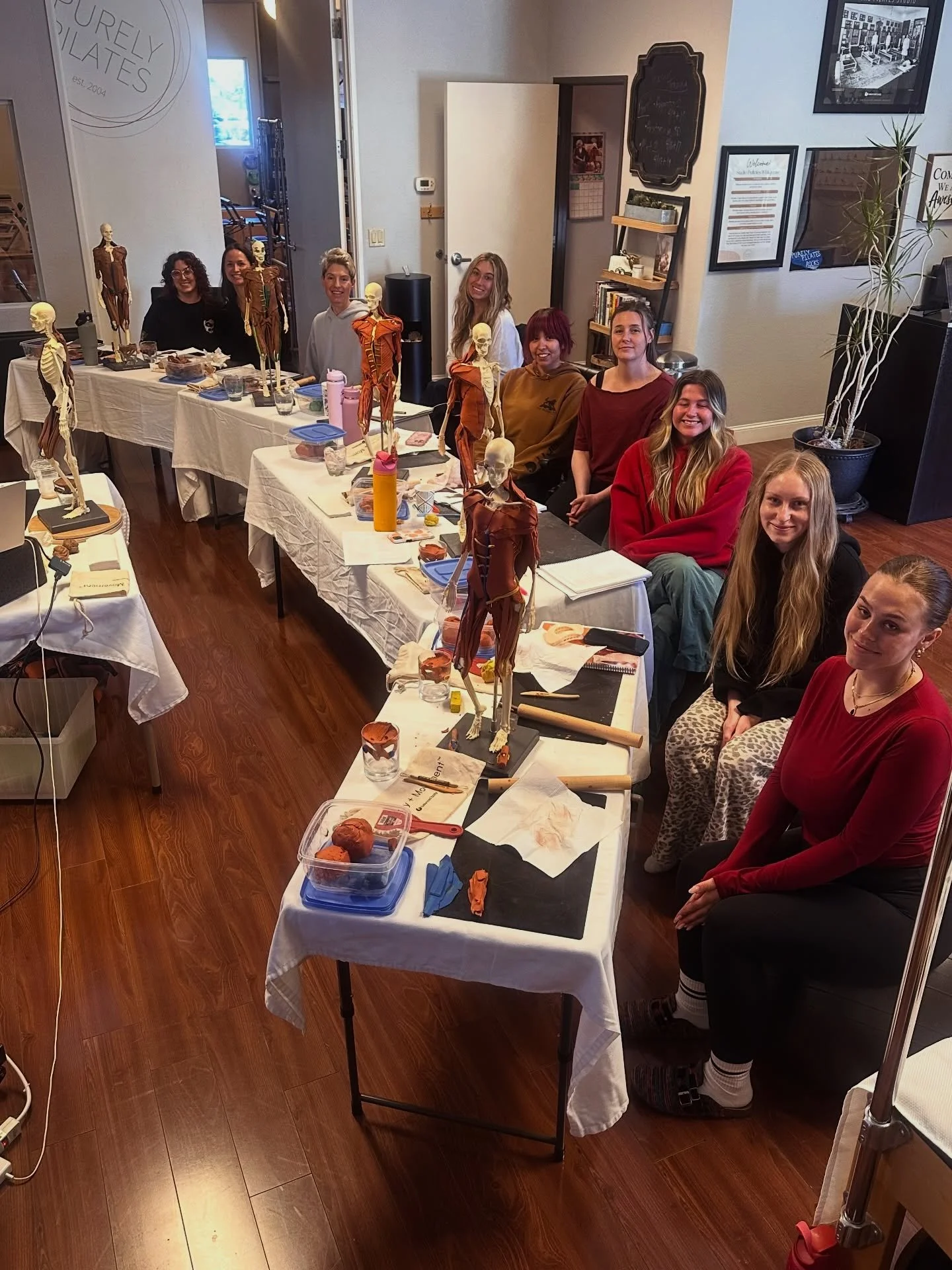 Such an amazing way to learn anatomy 🦴🫀And this was an incredible group to learn with! Anatomy in 3D always provides the hands-on fun! 💀@natalie_garcia7 @balanced_body

#balancedbody #purelypilates #pilatescertification #anatomy #pilatesinstructor