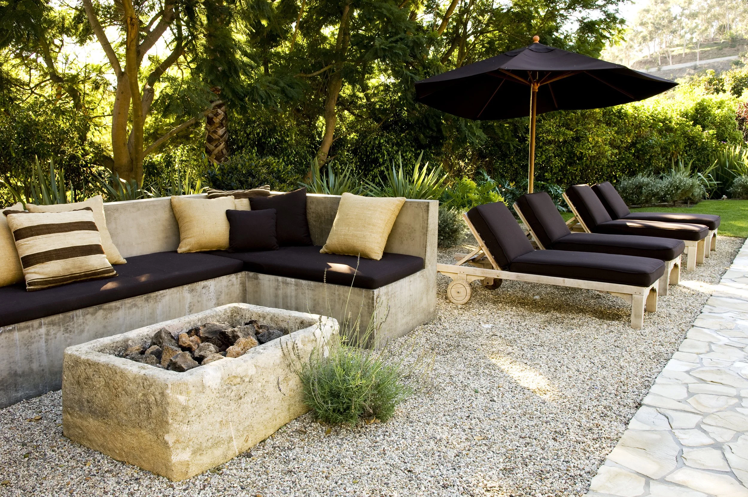 Serra_Pitandchairs_01Sm.jpg