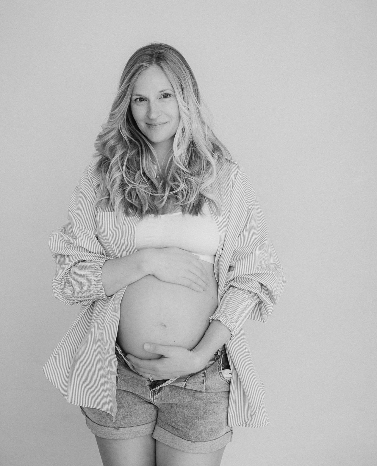 Still moments a couple of weeks before baby's arrival. I love capturing women in this stage of motherhood - the strength, the stories, the beauty, and the pause to celebrate.⁠
⁠
@dr.ashleyromine you are strong and beautiful. I'm so grateful our paths