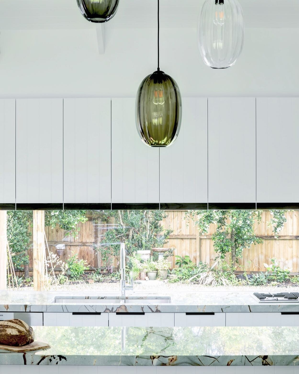 Garden reflections at | HAWKS NEST HOUSE 001 |

A window splashback is great way to add light into a kitchen space.

It also allows you to connect with nature whilst you cook or tinker about in the kitchen.

📸 : @yasmin_mund