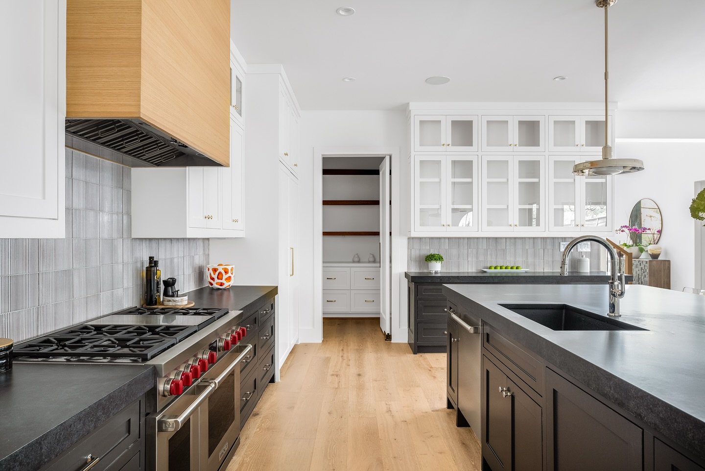 A modern, but at the same time, classic look. One of our favorite kitchens to date

Design: @gildedheights 
Architect: @owensmco