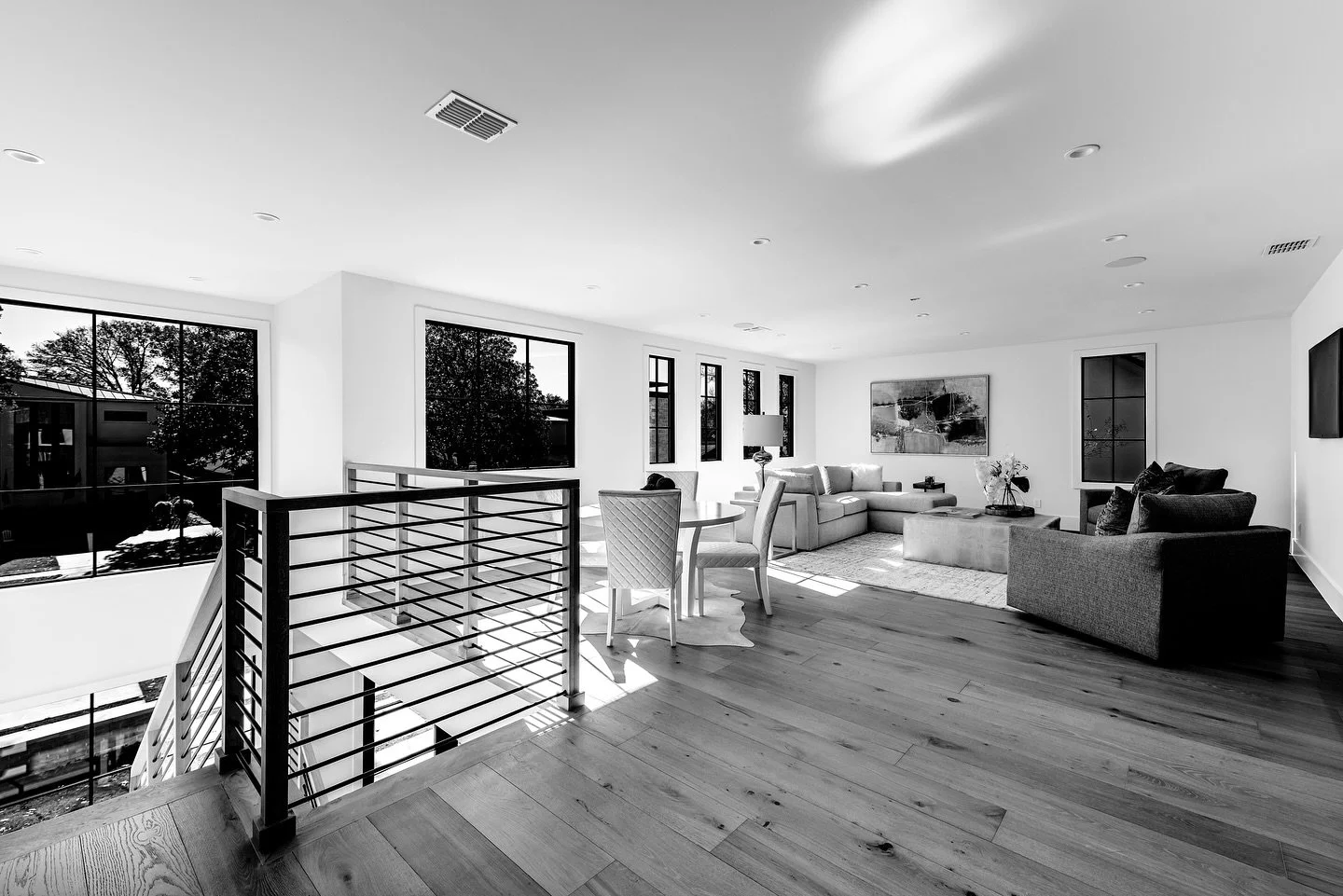 Timeless in black &amp; white ➝ Swipe for the full picture in color 

Design that feels just as elegant no matter how you see it

.
.
.
.
.
.
.
.
.
.
.
.
#stainbackconstruction #fyp #explore #homedesign