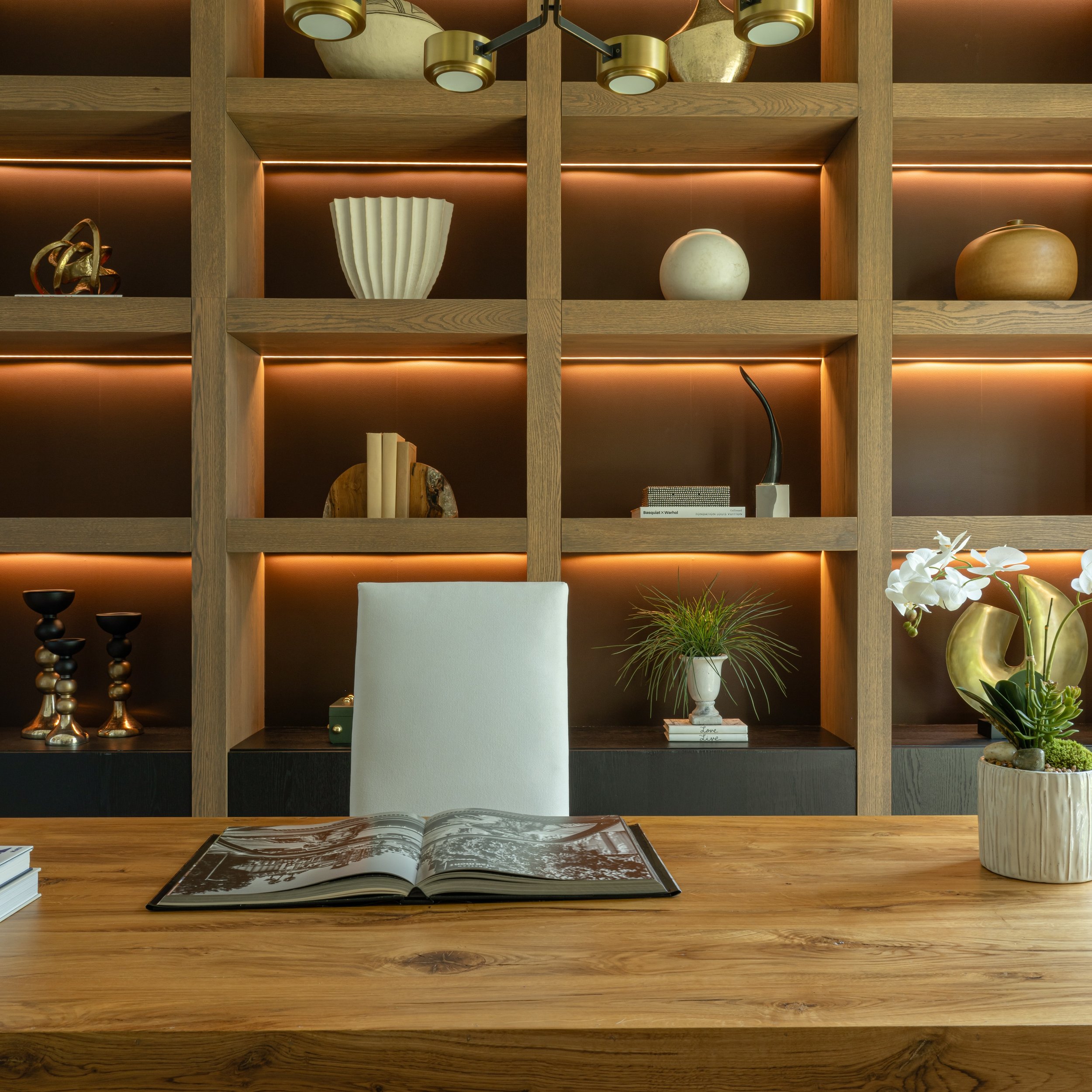 The importance of backlighting! Here are some cool shots from one of our recently completed homes. That extra touch of light really gives it another layer of pop

#stainbackconstruction #backlighting