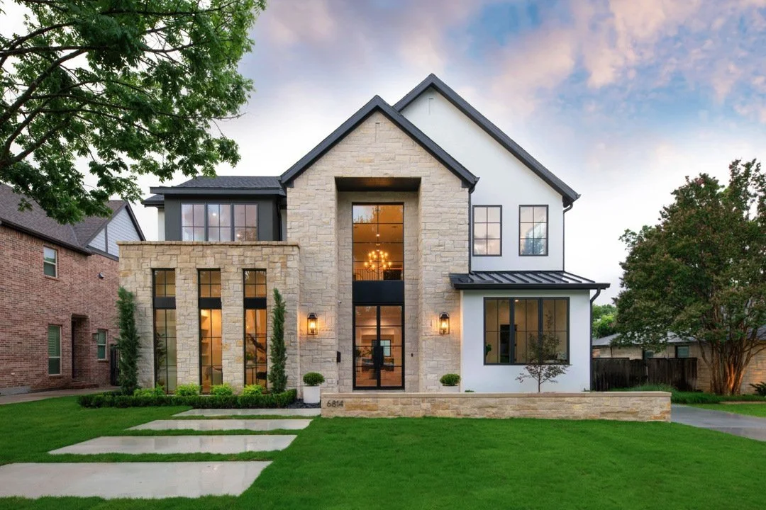 Throwback to one of our favorites. A fun green kitchen, paneled dining room, and the largest bathroom we've ever been a part of. 

#stainbackconstruction #dallasbuilder #customhomes #luxuryhomes #homedesign