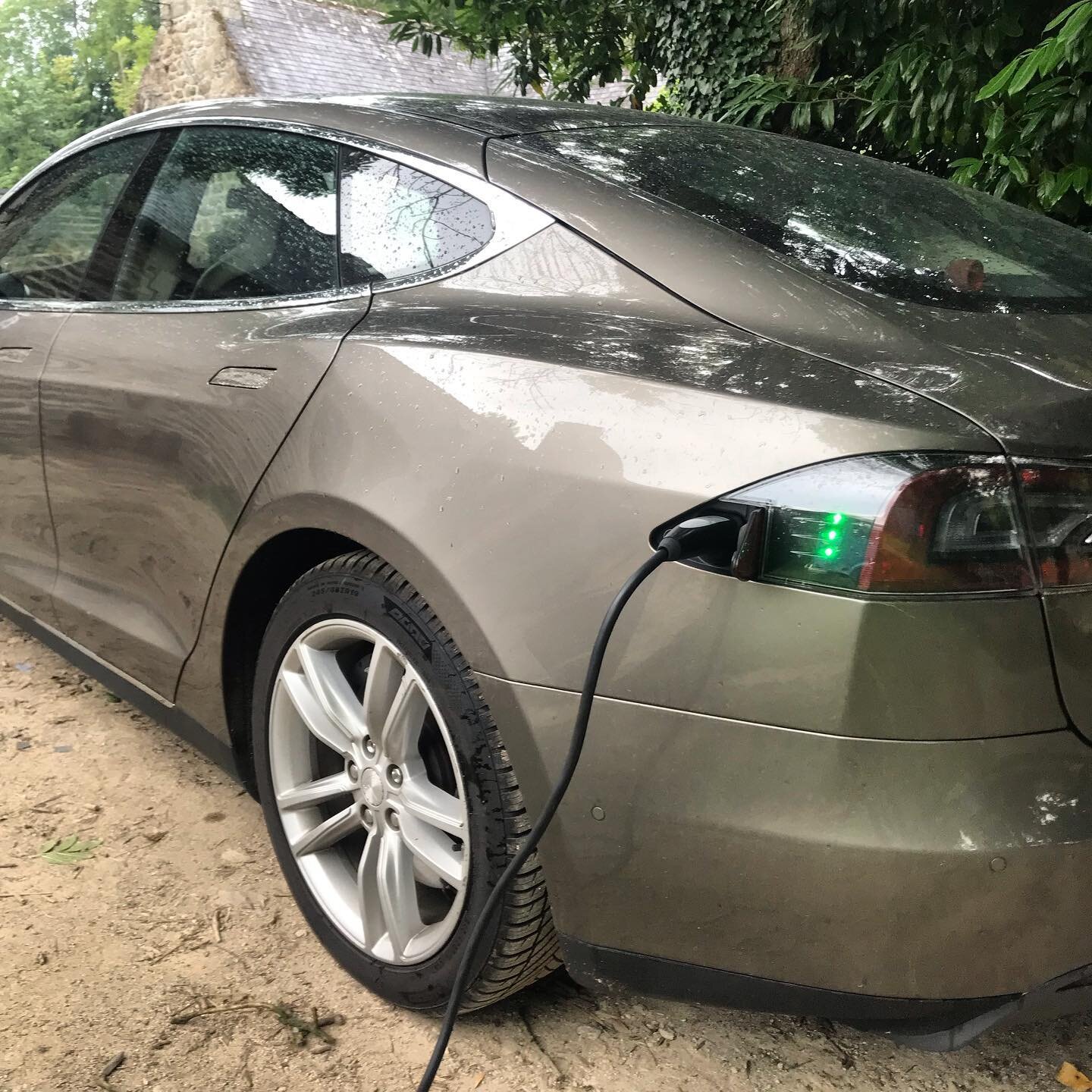 Come with your Tesla, we can re-charge it ! #glamping #tesla #quickcharge #begmeil #electriccar
