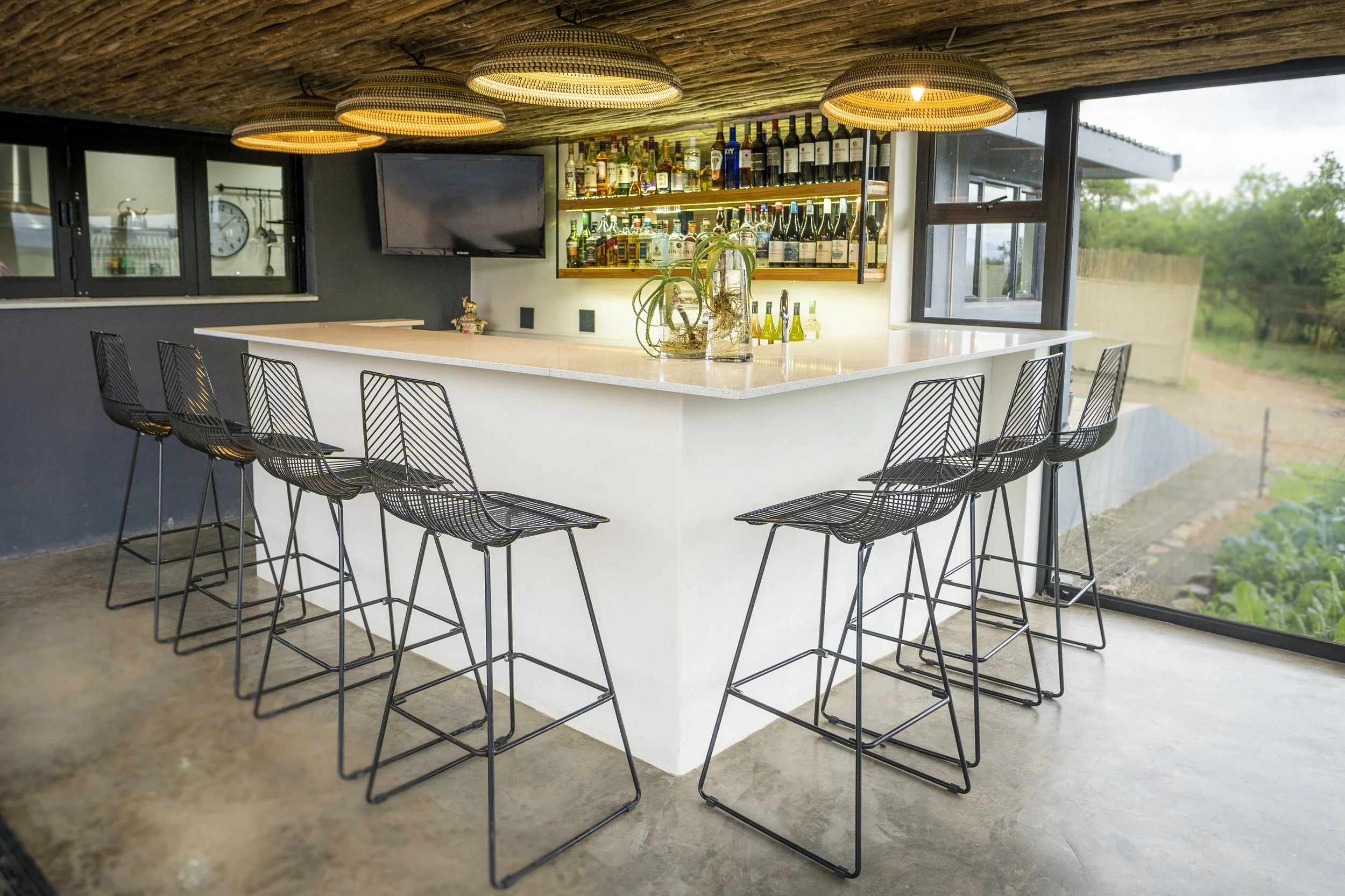 Our fully stocked indoor-outdoor bar is the perfect place to unwind, with comfortable seating, relaxed entertainment and uninterrupted views across the infinity pool to the Drakensberg mountains. A stylish space to enjoy a drink, connect and soak up 