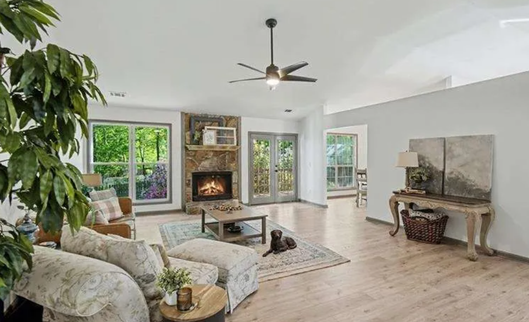 5985 Bayside Dr, Acworth (DWELL)
