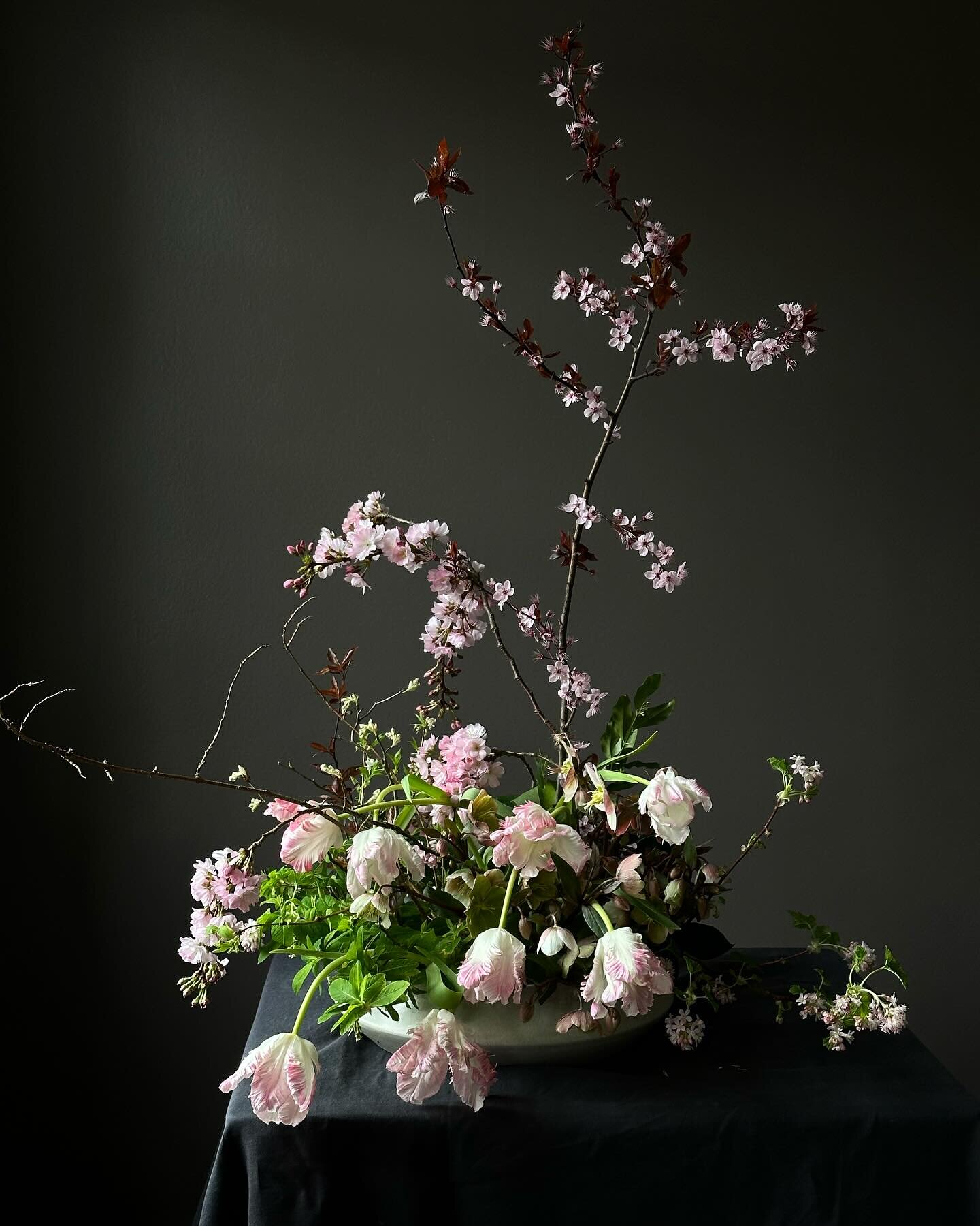 Spring flowers with an ikebana feel for an event at the incredibly beautiful home of designer, Martina @thevenetianpantry and @avantchatea_uk 

Exquisite parrot tulips from @smithandmunson and foliage from @thechobhamflowerfarm who introduces me to t