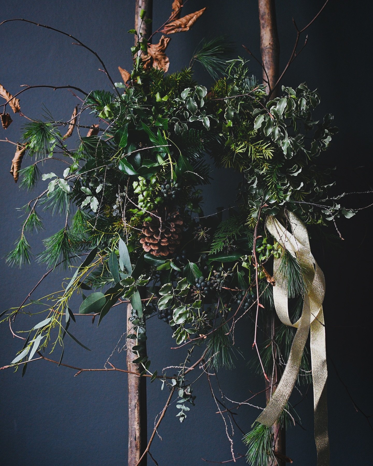 Why do we love wreaths so much?&hellip;...
.
.
.
.
.
.
.
#christmaswreath #wreathmakingworkshop #foliage #sparkle #ribbon #christmas