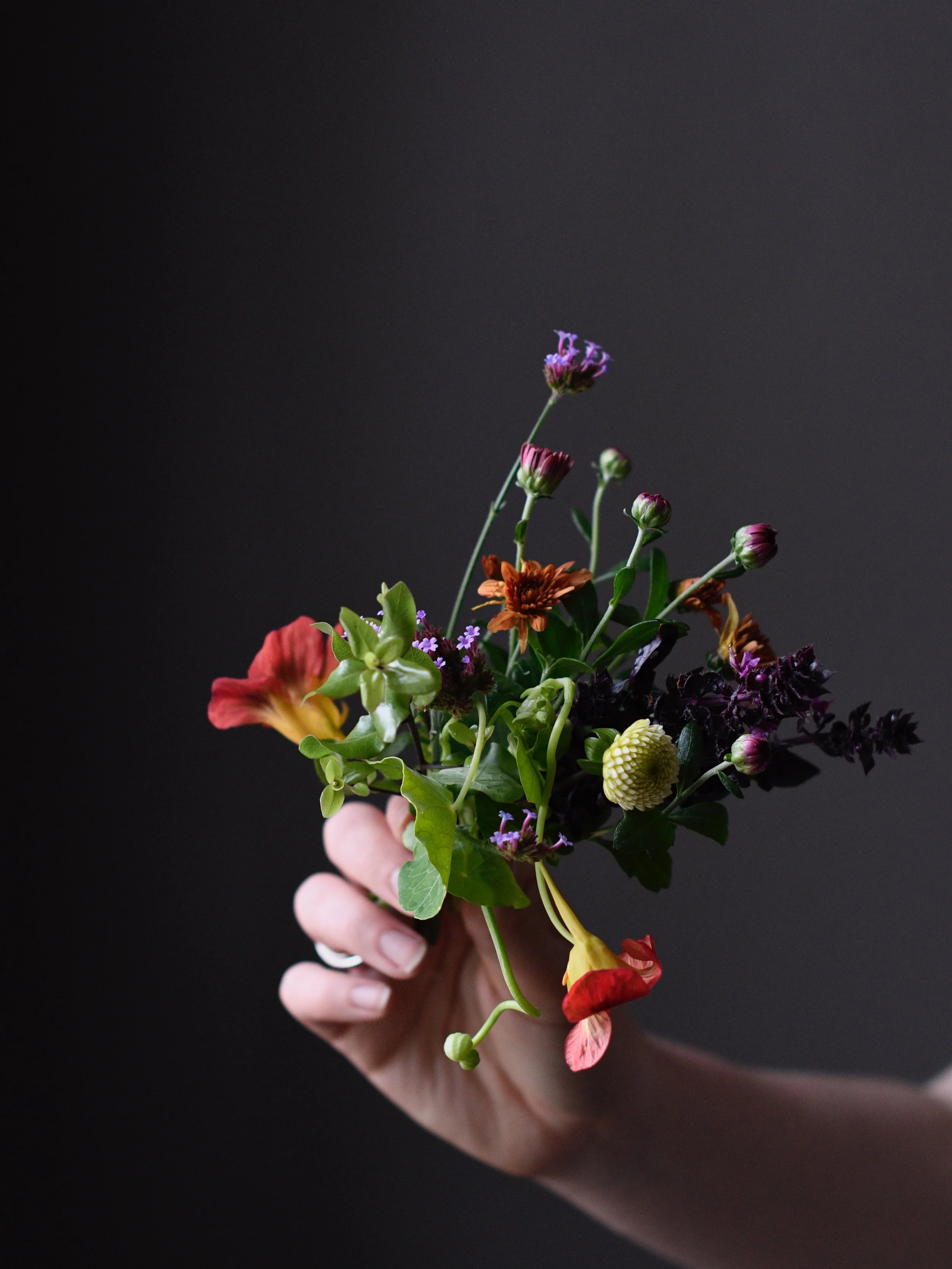 A dinner for a garden lover with little bouquets to take away for each guest&hellip;.. Seasonal British grown flowers - my fav.