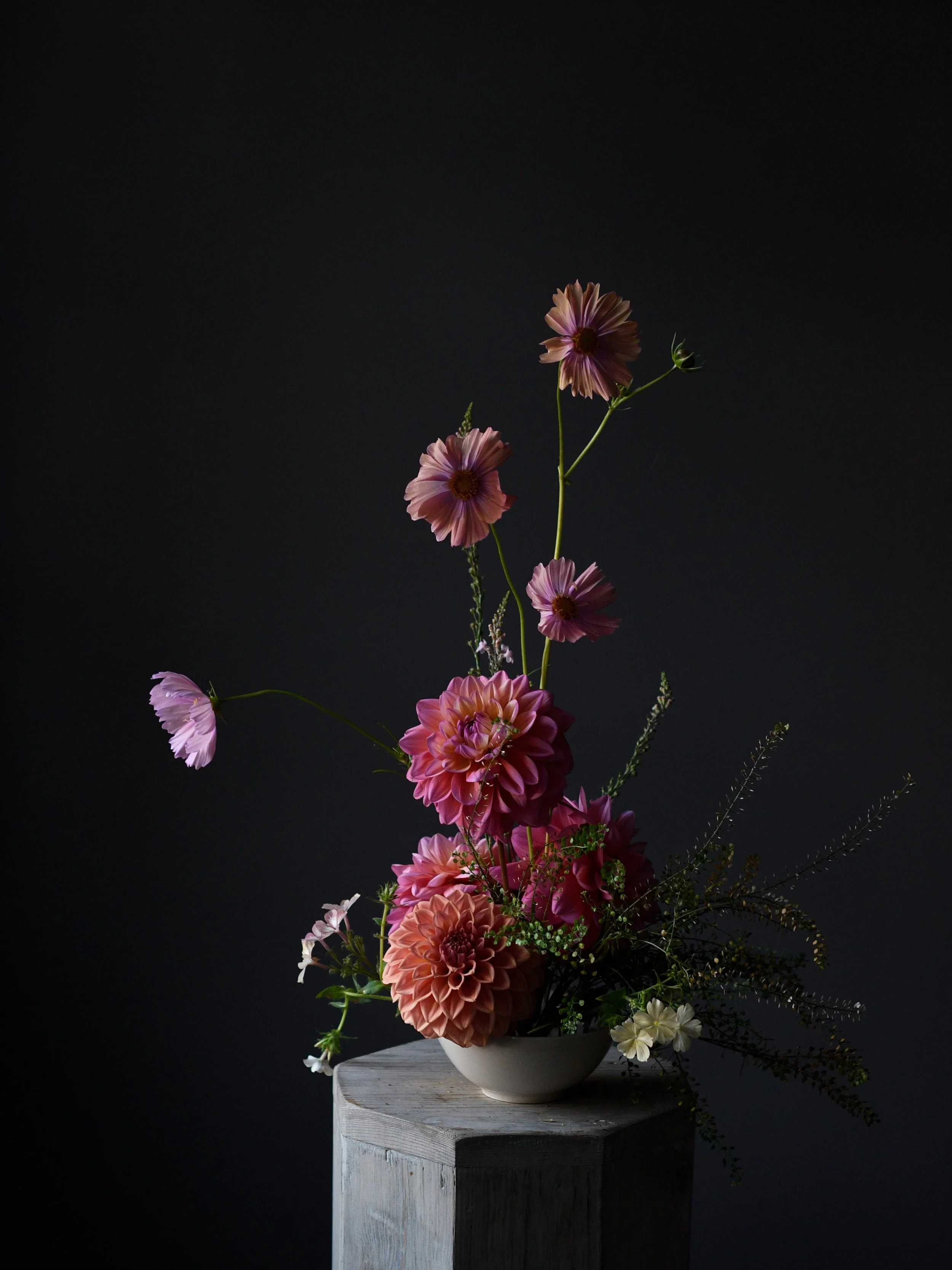 Little bowls of seasonal British flowers which are always joyful to make. Autumn is here it feels and making the most of what we have left before we move to the next seasonal floral phase always feels good! Flowers grown by @thechobhamflowerfarm