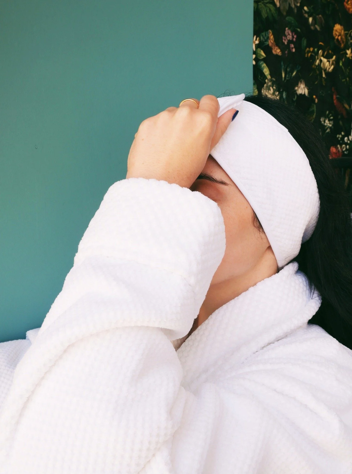 💆&zwj;♀️Fita para o cabelo larga e macia para quando aplica uma m&aacute;scara facial, faz a sua maquilhagem ou se entrega ao seu ritual di&aacute;rio de cuidados com a pele. Comprimento ajust&aacute;vel com fecho aderente em velcro. 

🔗 Dispon&iac